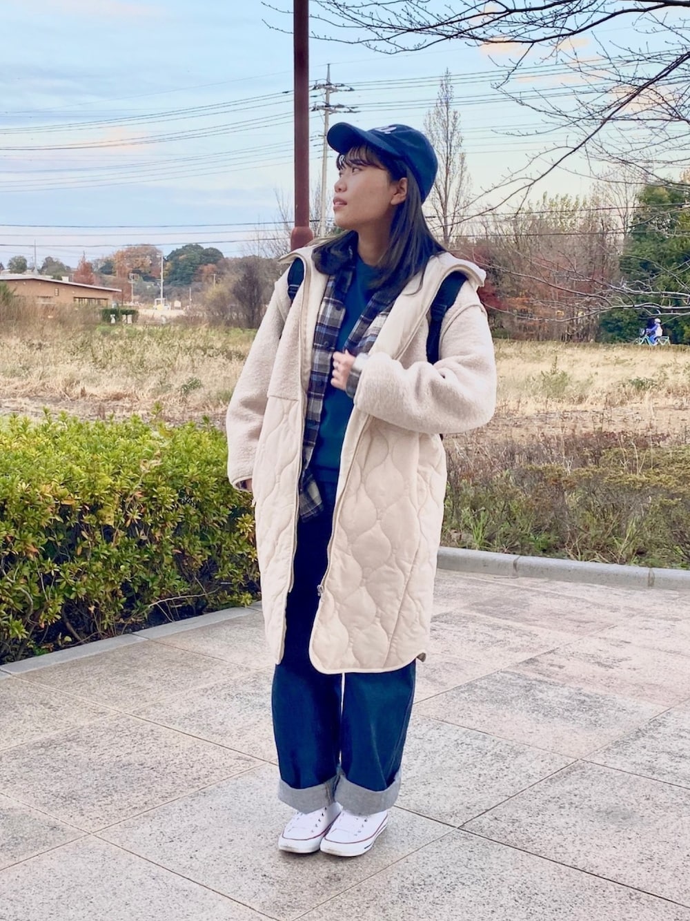 グリーン系のTシャツ/カットソー、ブラウン系のシャツ/ブラウス、ブルー系のデニムパンツを着用したレディースの冬コーディネートの1枚目の写真