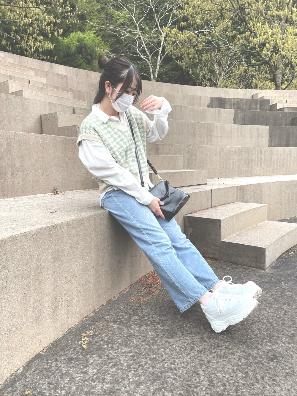 「韓国コーデ、プチプラ」｜「SONAのアイテム（ベスト、グリーン系）」を使った、Saさん（レディース・163cm）の春コーディネートの1枚目の写真