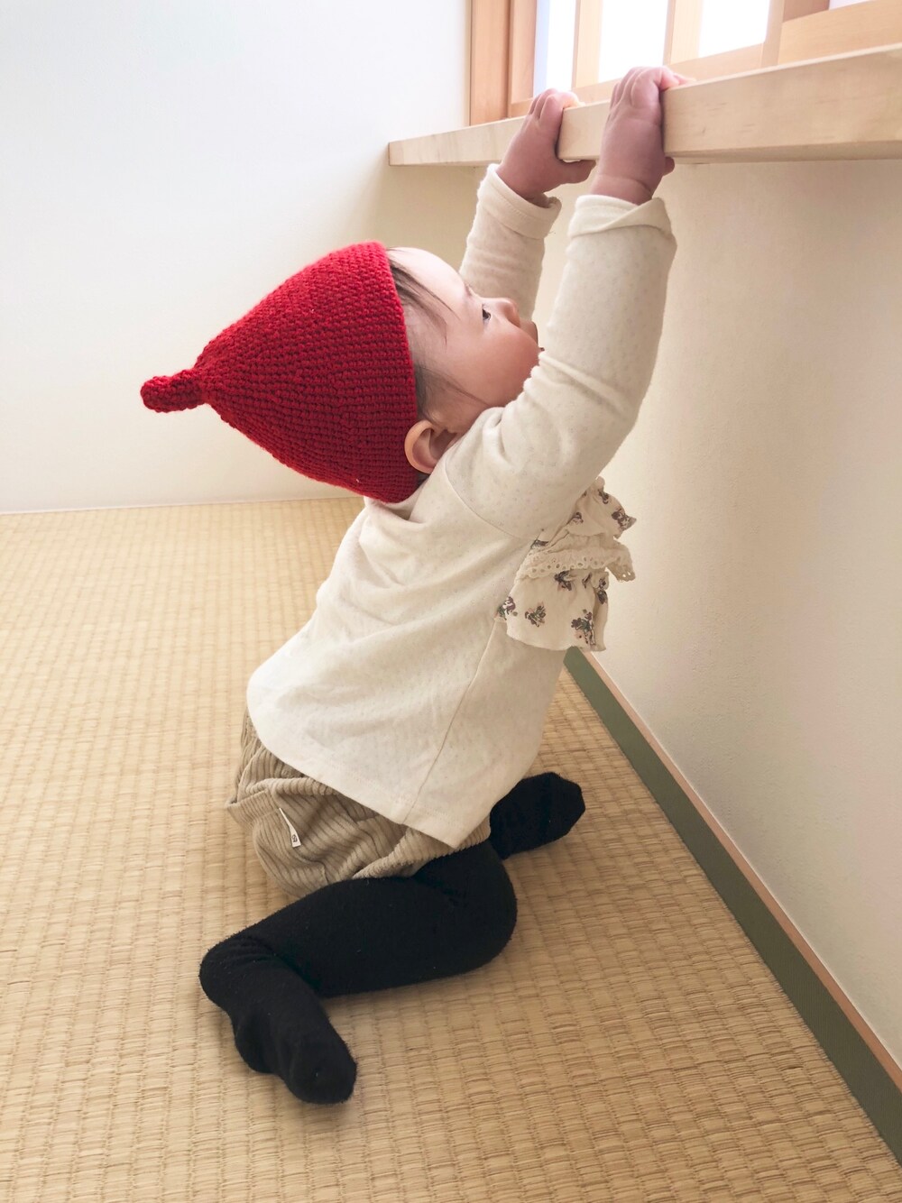 「ベビーコーデ、赤ちゃん、０歳、9ヶ月、短パン、コーデュロイ、トンガリ帽子」｜「Handmadeのアイテム（ニットキャップ/ビーニー、レッド系）」を使った、hanaさん（キッズ・70cm）の冬コーディネートの1枚目の写真