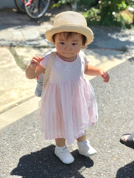 「白スニーカー」｜「アイテム（ワンピース/ドレス、ピンク系）」を使った、hanaさん（キッズ・80cm）の夏コーディネート