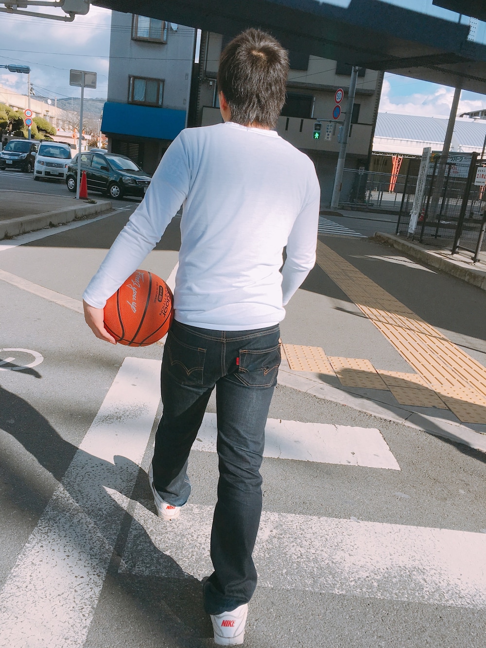 「はるコーデ、ダル着、デニム、ジーパンＴシャツ、白Tシャツ、カジュアル、シャツスタイル、はやらせたい、バスケットボール、ﾊﾞｯｼｭ」｜「Availのアイテム（Tシャツ/カットソー、ホワイト系）」を使った、カズファードさん（メンズ・168cm）の春コーディネートの1枚目の写真