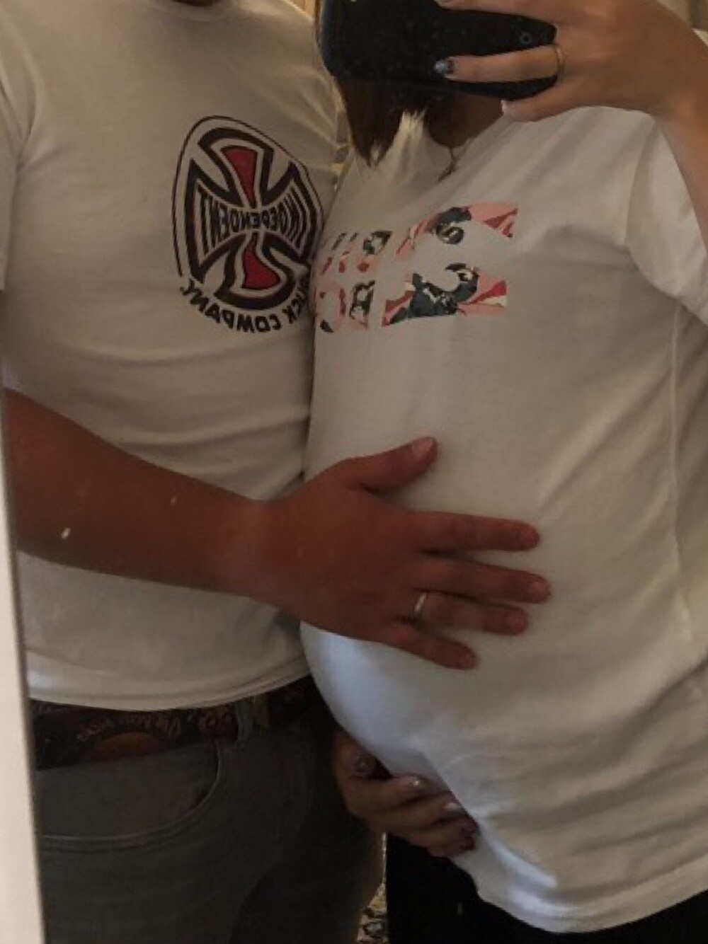 「妊婦、マタニティ、夫婦、カップル、GAP、インディペンデント、シャツスタイル」｜「INDEPENDENTのアイテム（Tシャツ/カットソー、ホワイト系）」を使った、カズファードさん（メンズ・168cm）の秋コーディネートの1枚目の写真