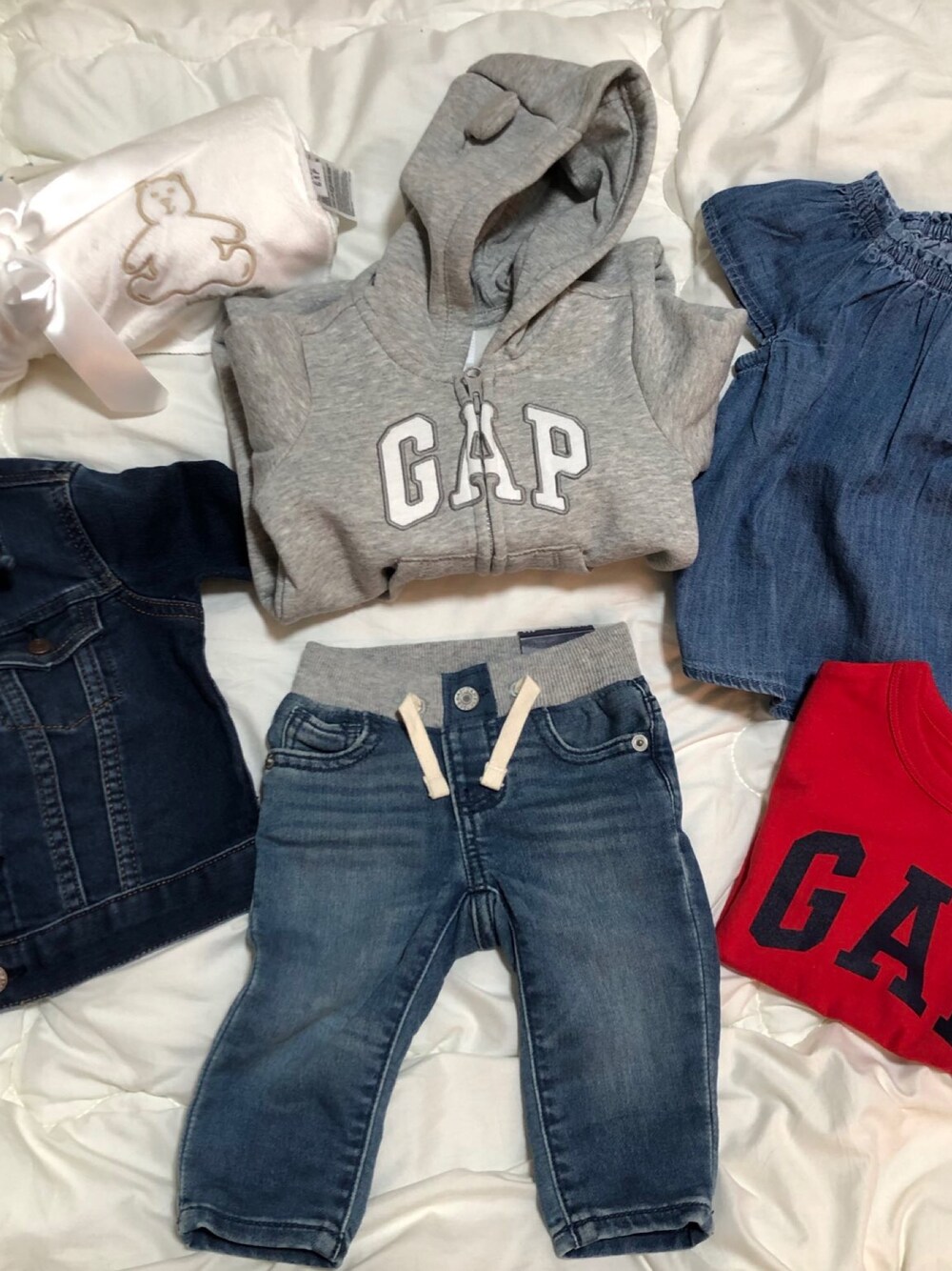 「秋冬、ラフ、デニムパンツ、パーカー、あかちゃんコーデ、GAP、赤ちゃん」｜「GAPのアイテム（パーカー、グレー系）」を使った、カズファードさん（メンズ・168cm）の秋コーディネートの1枚目の写真