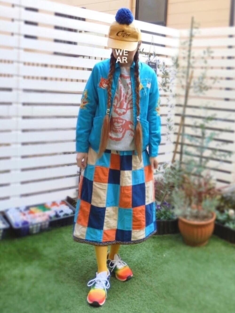 グレー系のスウェット、ブルー系のスカート、その他のスニーカーを着用したレディースの春コーディネートの1枚目の写真