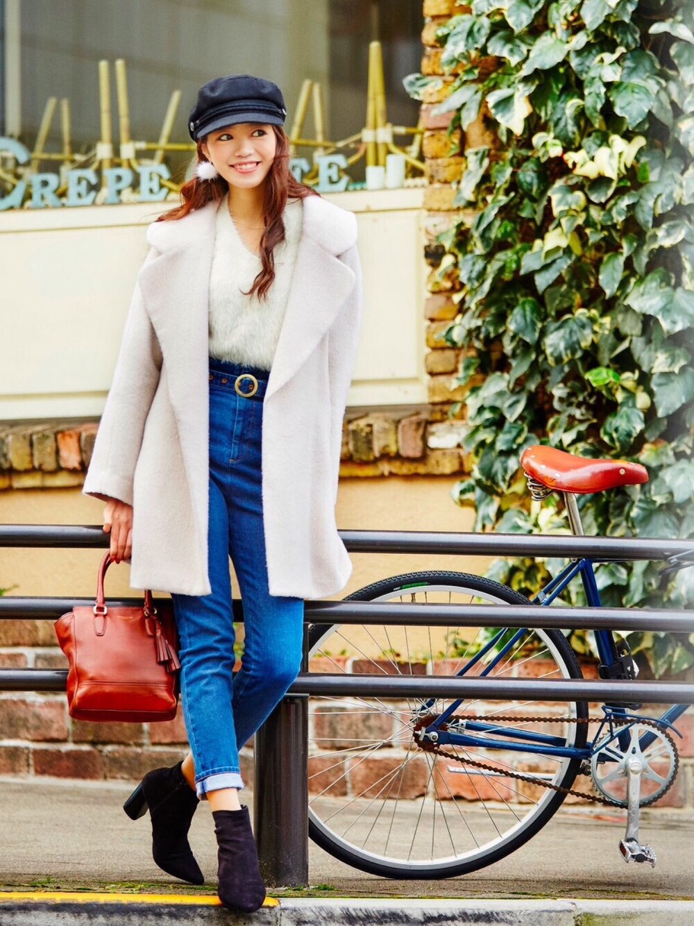 「休日スタイル、ootd、denim、白ニット、シンプル、コート、オトナカジュアル、カジュアル、マリンキャップ、撮影」｜「Vicenteのベイビーカラーコート（その他アウター、ベージュ系）」を使った、MASAEさん（レディース・168cm）の冬コーディネートの1枚目の写真