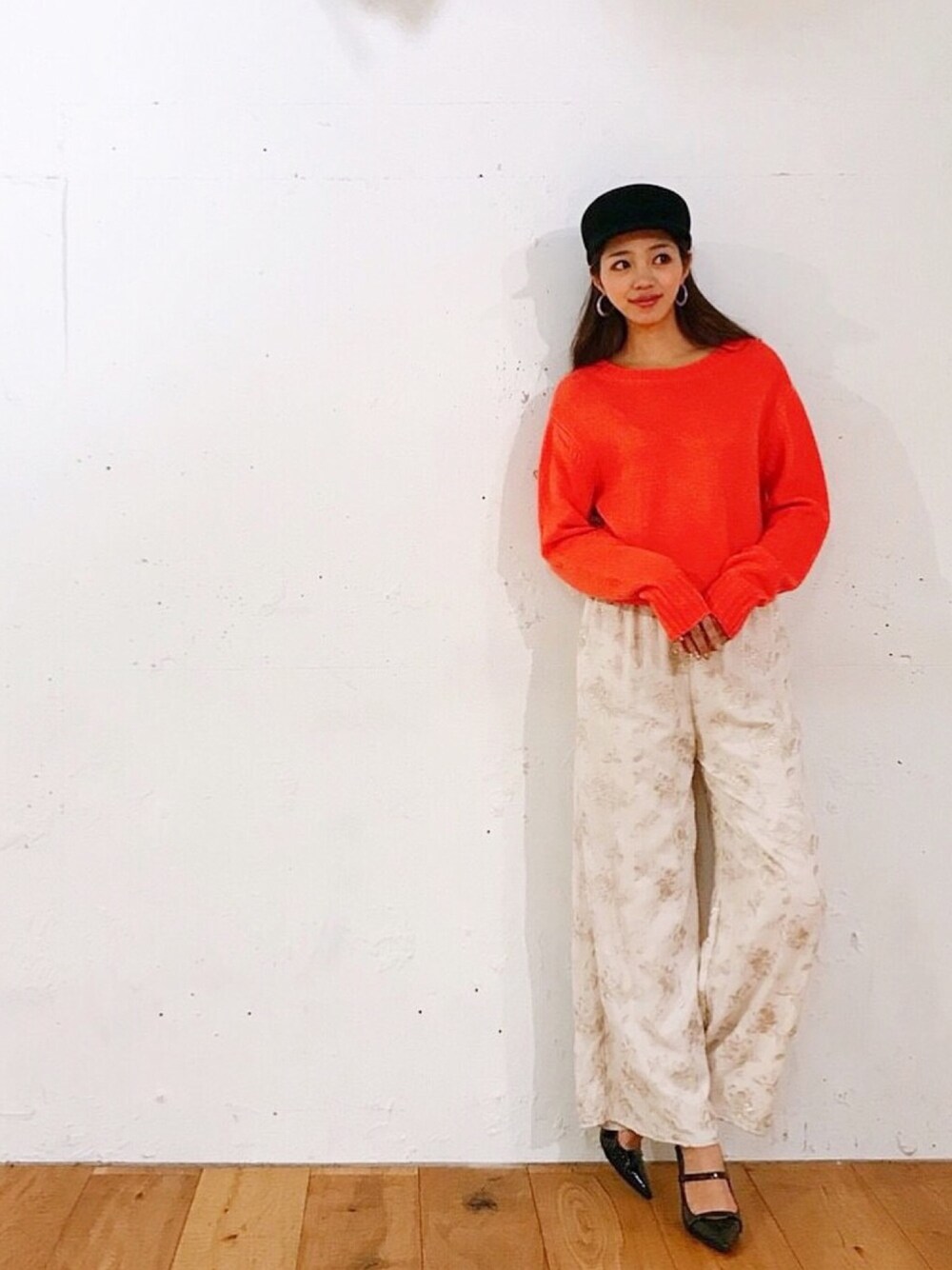 「ゆるコーデ、オトナ女子、パンツスタイル、ニット、ラクチンコーデ、ワイドパンツ、ピンク、キャップ、ベージュ、刺繍」｜「Vicenteのバックオープンニット（ニット/セーター、ピンク系）」を使った、MASAEさん（レディース・168cm）の冬コーディネートの1枚目の写真