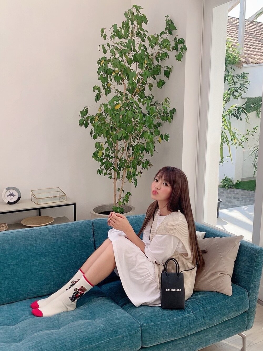 Balenciaga Shopp Phone/Crossbody Bagを使った人気ファッション