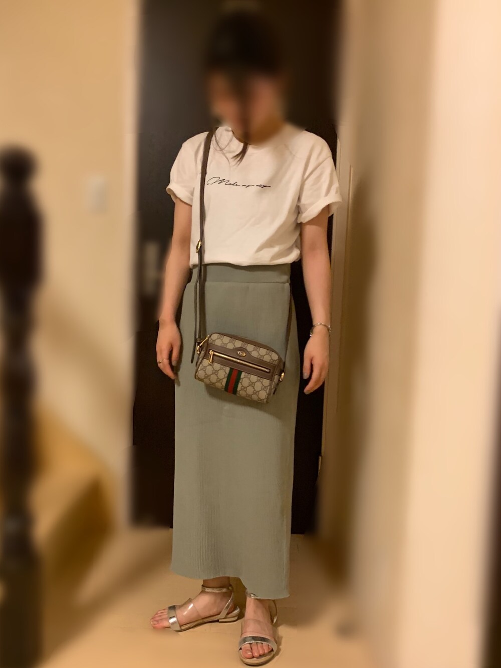 ホワイト系のTシャツ/カットソー、シルバー系のサンダル、ブラウン系のショルダーバッグを着用したレディースの夏コーディネートの1枚目の写真