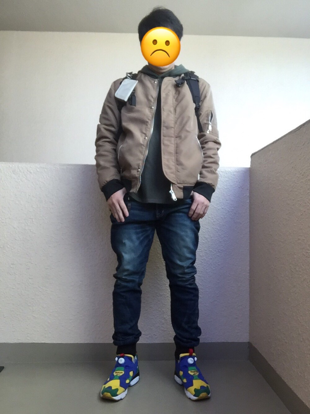 「ハイテクスニーカー、MA-1、パーカー、ポンプフューリー、H&M、RAGEBLUE、reebok、アダルトおカワたん部、愛はWEARを救うキャンペーン」｜「H&Mのアイテム（ミリタリージャケット、ゴールド系）」を使った、Ren Saitoさん（メンズ・168cm）の冬コーディネートの1枚目の写真