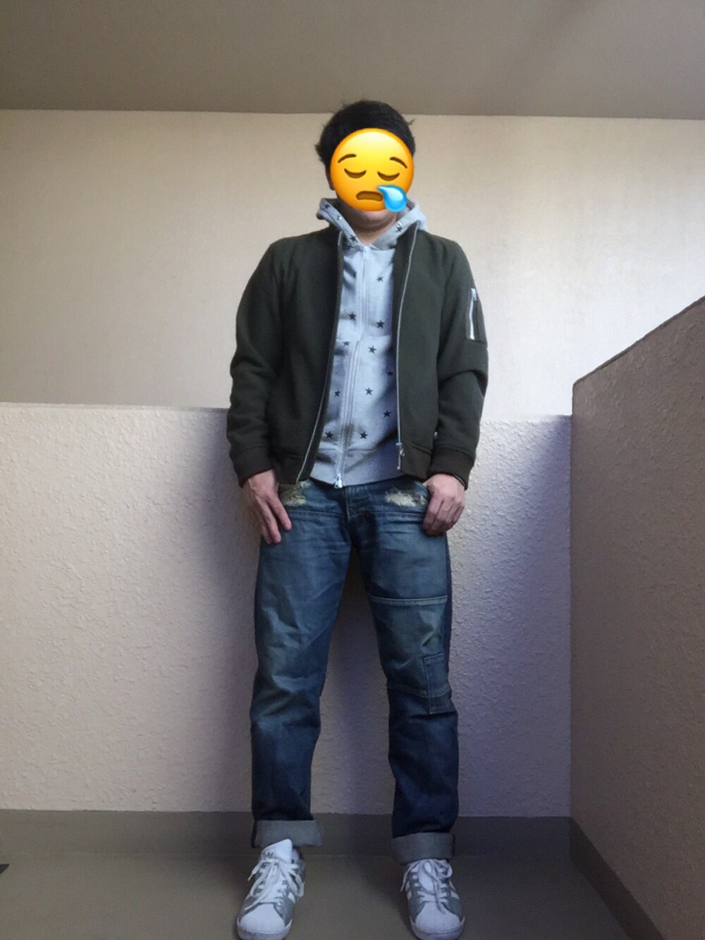 「MA-1、パーカー、星柄、クラッシュデニム、スーパースター、RAGEBLUE、quenchloud、adidas、アダルトおカワたん部、愛はWEARを救うキャンペーン」｜「RAGEBLUEの＜メリノウール使用＞MA-1/721398（MA-1、グリーン系）」を使った、Ren Saitoさん（メンズ・168cm）の冬コーディネートの1枚目の写真