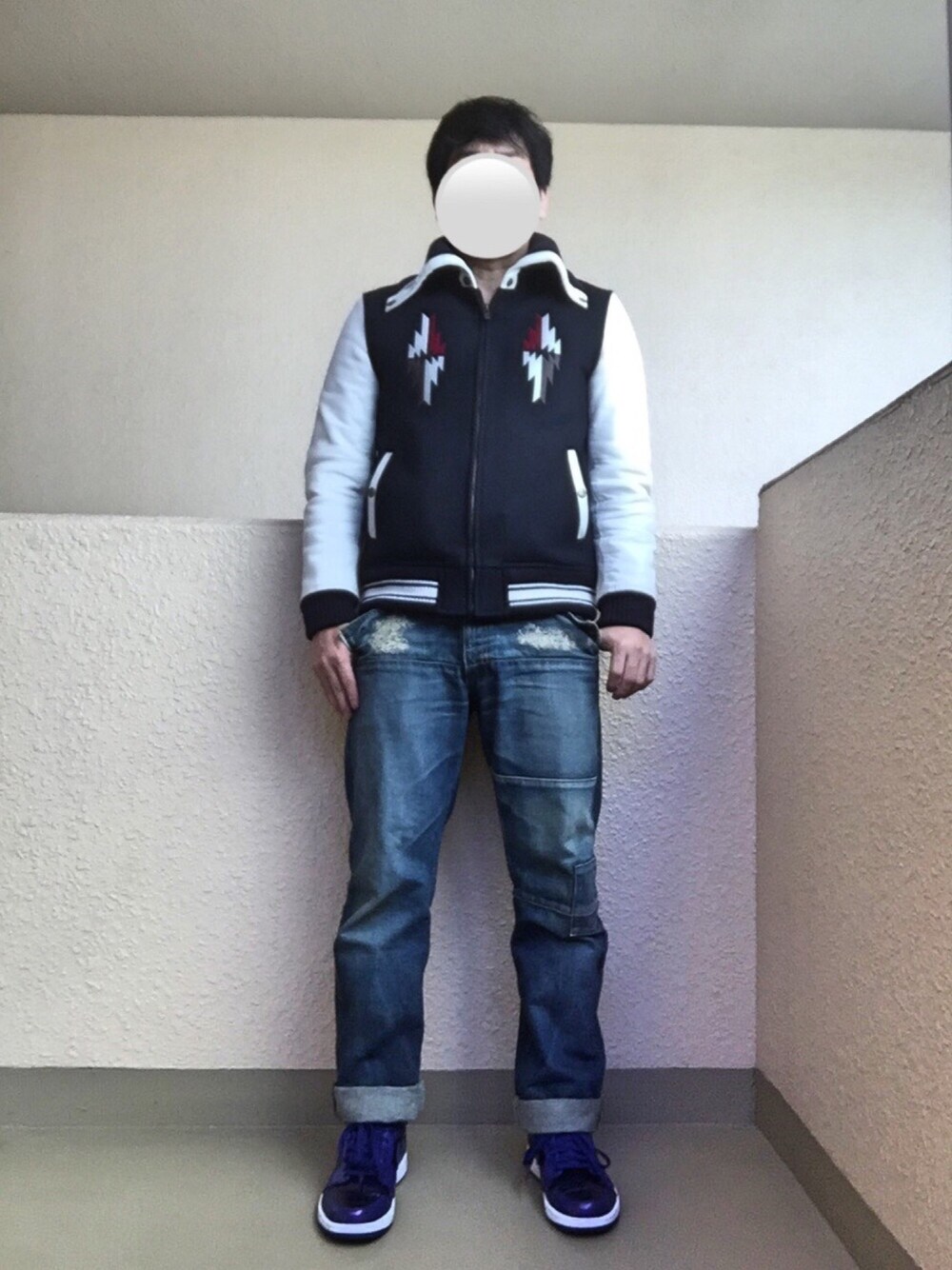 「スタジャン、クラッシュデニム、AIR JORDAN、quenchloud、NIKE、アダルトおカワたん部、愛はWEARを救うキャンペーン」｜「QUENCHLOUDのアイテム（スタジャン、ブルー系）」を使った、Ren Saitoさん（メンズ・168cm）の冬コーディネートの1枚目の写真