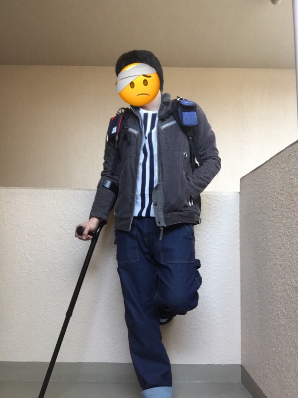 「ライダース、コーデュロイ、ストライプ、杖、converse、QUENCH、CAOPANIC TYPY、怪我人、アダルトおカワたん部、愛はWEARを救うキャンペーン」｜「QUENCHのアイテム（ライダースジャケット、グレー系）」を使った、Ren Saitoさん（メンズ・168cm）の春コーディネートの1枚目の写真