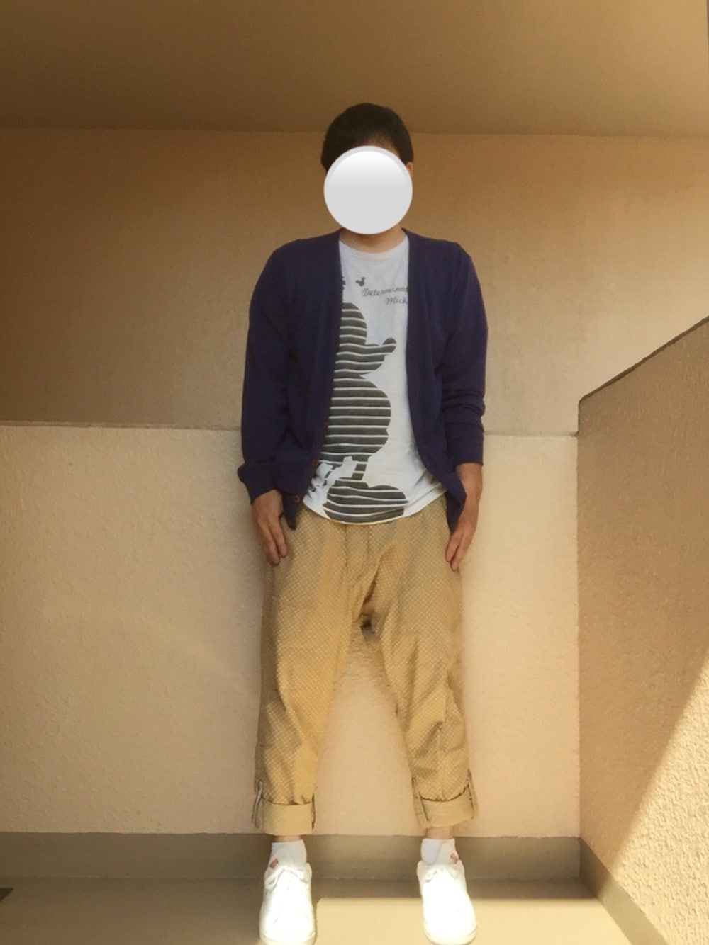 「ドット、ドットパンツ、カーディガン、ミッキー、サルエルパンツ、フラボア」｜「UNIQLOのアイテム（カーディガン/ボレロ、ブルー系）」を使った、Ren Saitoさん（メンズ・168cm）の春コーディネートの1枚目の写真