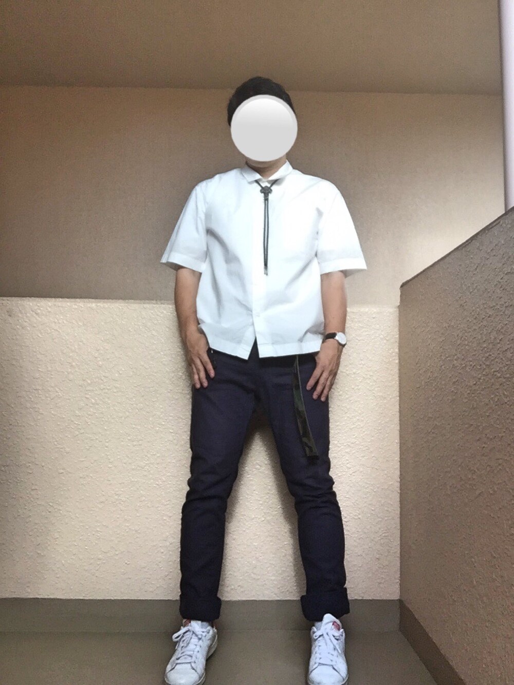 「ビッグシルエット、ループタイ、白シャツ、ボックスシルエット、スタンスミス、アダルトおカワたん部」｜「GUのアイテム（シャツ/ブラウス、ホワイト系）」を使った、Ren Saitoさん（メンズ・168cm）の夏コーディネートの1枚目の写真