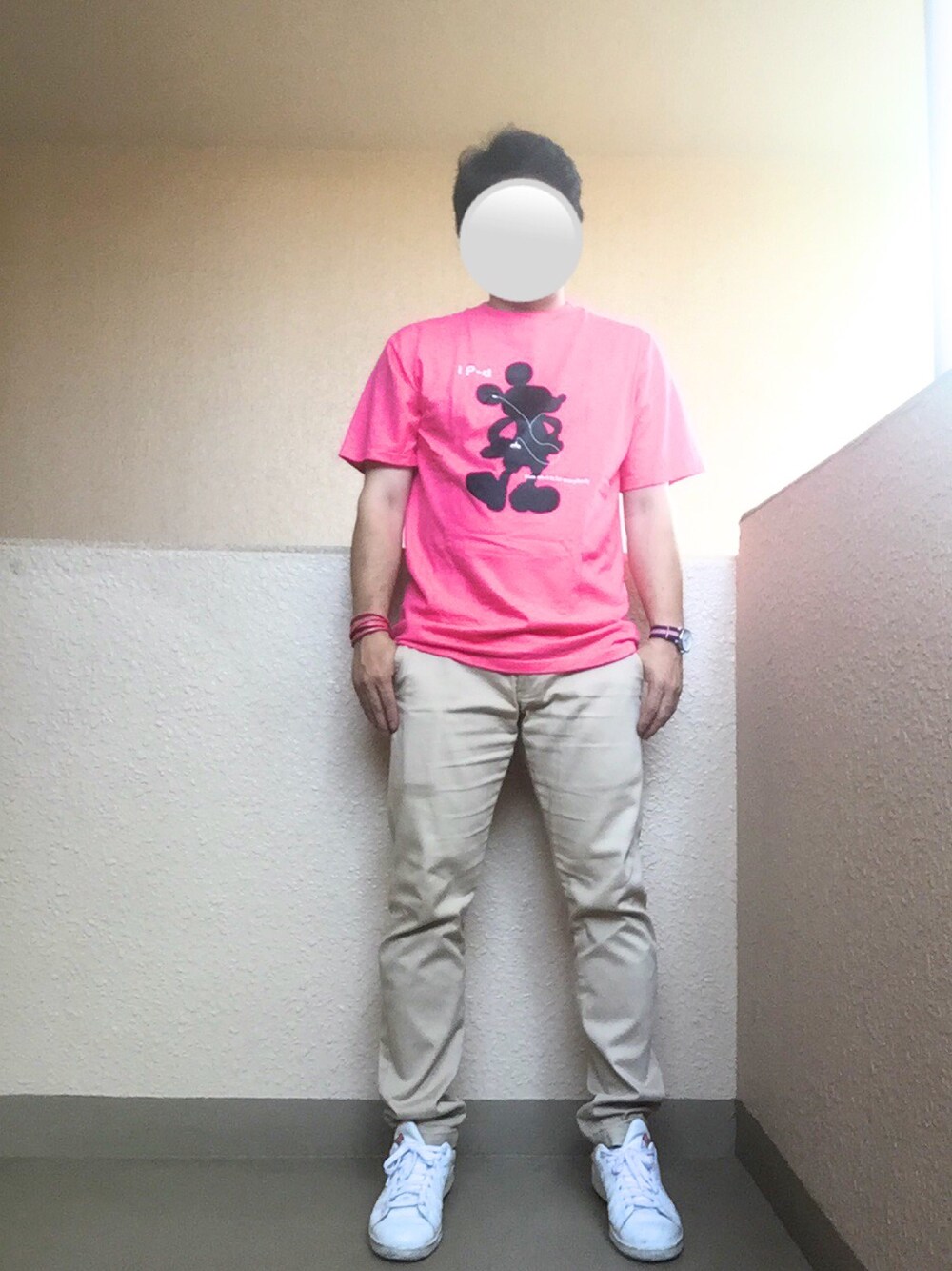 「グッタリポン、ピンク、ミッキー、ニセミッキー、チノパン、アダルトおカワたん部」｜「no brandのアイテム（Tシャツ/カットソー、ピンク系）」を使った、Ren Saitoさん（メンズ・168cm）の夏コーディネートの1枚目の写真