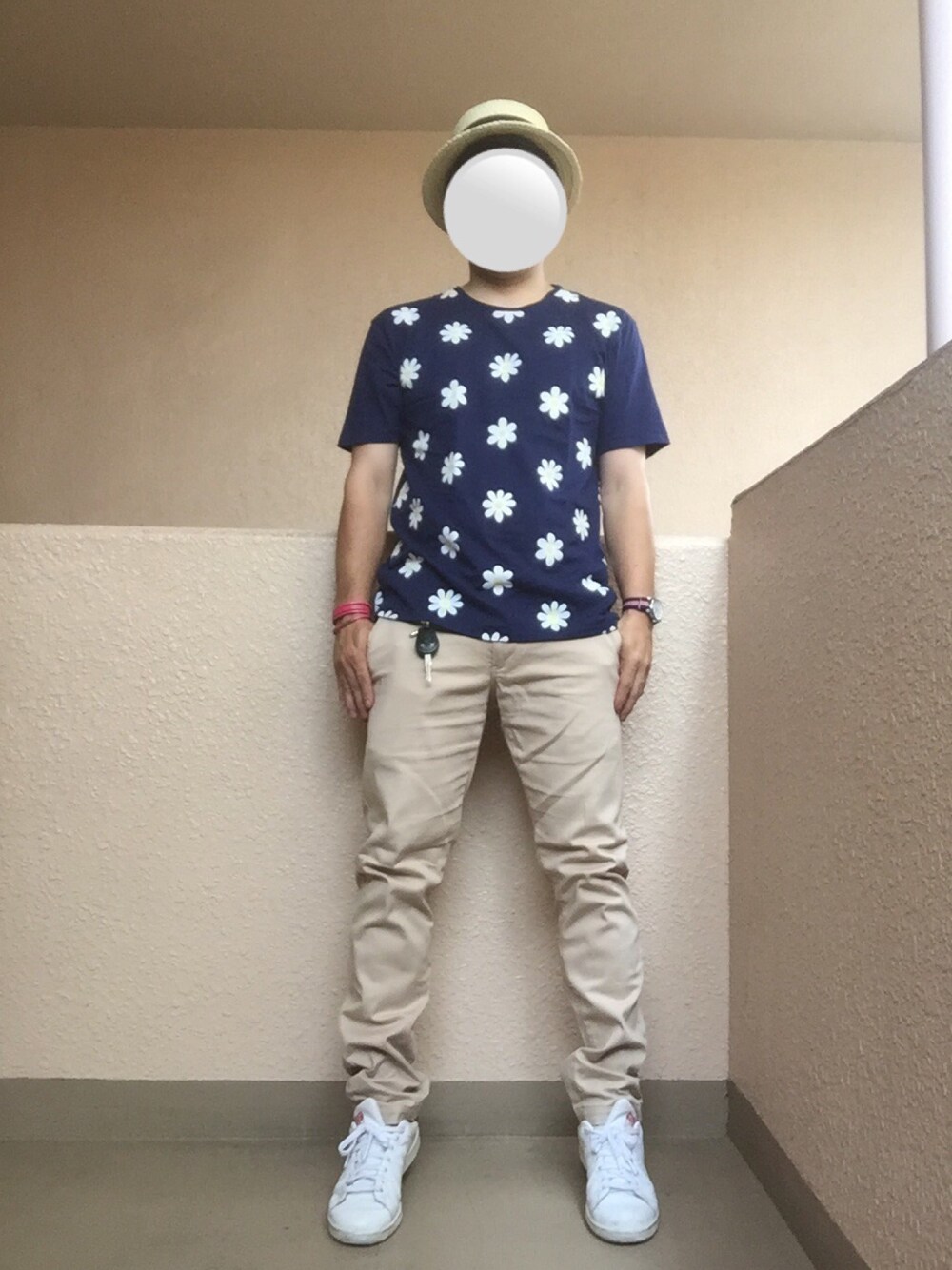 「花柄、花柄Tシャツ、チノパン、スタンスミス、カンカン帽、アダルトおカワたん部」｜「SHIPS GENERAL SUPPLYのSHIPS GENERAL SUPPLY(シップス ジェネラルサプライ): デイジーパターンプリントTシャツ■（Tシャツ/カットソー、ブルー系）」を使った、Ren Saitoさん（メンズ・168cm）の夏コーディネートの1枚目の写真