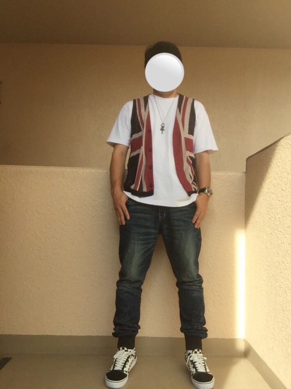 「白Tシャツ、ジレ、ユニオンジャック、チェッカーフラッグ、リブパンツ、アダルトおカワたん部」｜「GUのアイテム（Tシャツ/カットソー、ホワイト系）」を使った、Ren Saitoさん（メンズ・168cm）の夏コーディネートの1枚目の写真