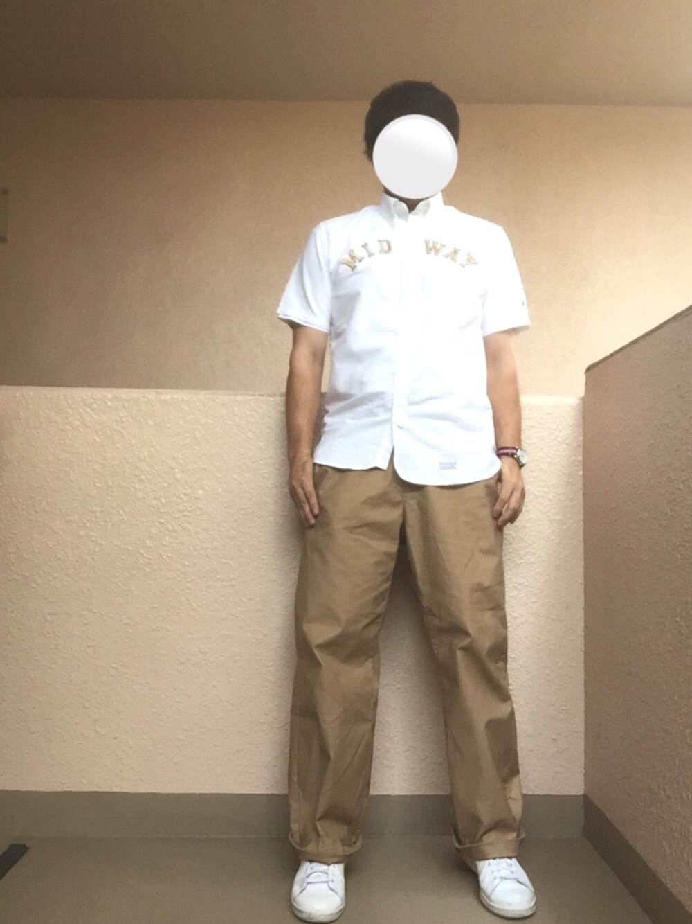 ホワイト系のシャツ/ブラウス、ベージュ系のその他パンツ、ホワイト系のスニーカーを着用したメンズの夏コーディネートの1枚目の写真