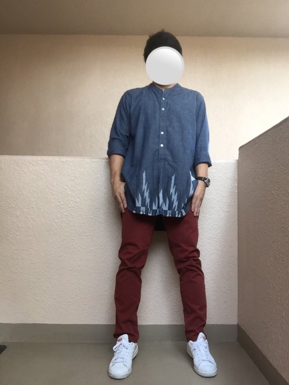「ノーカラーシャツ、ロングシャツ、テラコッタ、ネイティブ柄、アダルトおカワたん部、袖まくり部」｜「Utilityのアイテム（シャツ/ブラウス、ブルー系）」を使った、Ren Saitoさん（メンズ・168cm）の秋コーディネートの1枚目の写真