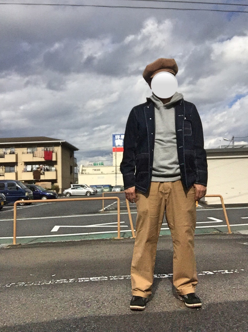 「デニム、カバーオール、キャスケット、ワイドパンツ、ブーツ、パーカー、オトナカジュアル、大人カジュアル、アダルトおカワたん部、おしゃれさんと繋がりたい」｜「Dickiesのデニムコンビワークコート（カバーオール、ブルー系）」を使った、Ren Saitoさん（メンズ・168cm）の秋コーディネートの1枚目の写真