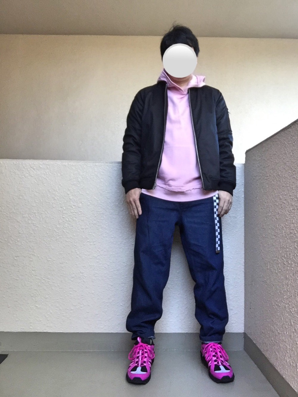 「MA-1、パーカー、ピンク、ダボパン、H&M、supreme、airhumara、アダルトおカワたん部、オトナカジュアル、大人カジュアル」｜「RAGEBLUEの＜2WAY仕様＞リバーシブルベロアスカジャン/738983（ブルゾン、ブラック系）」を使った、Ren Saitoさん（メンズ・168cm）の冬コーディネートの1枚目の写真