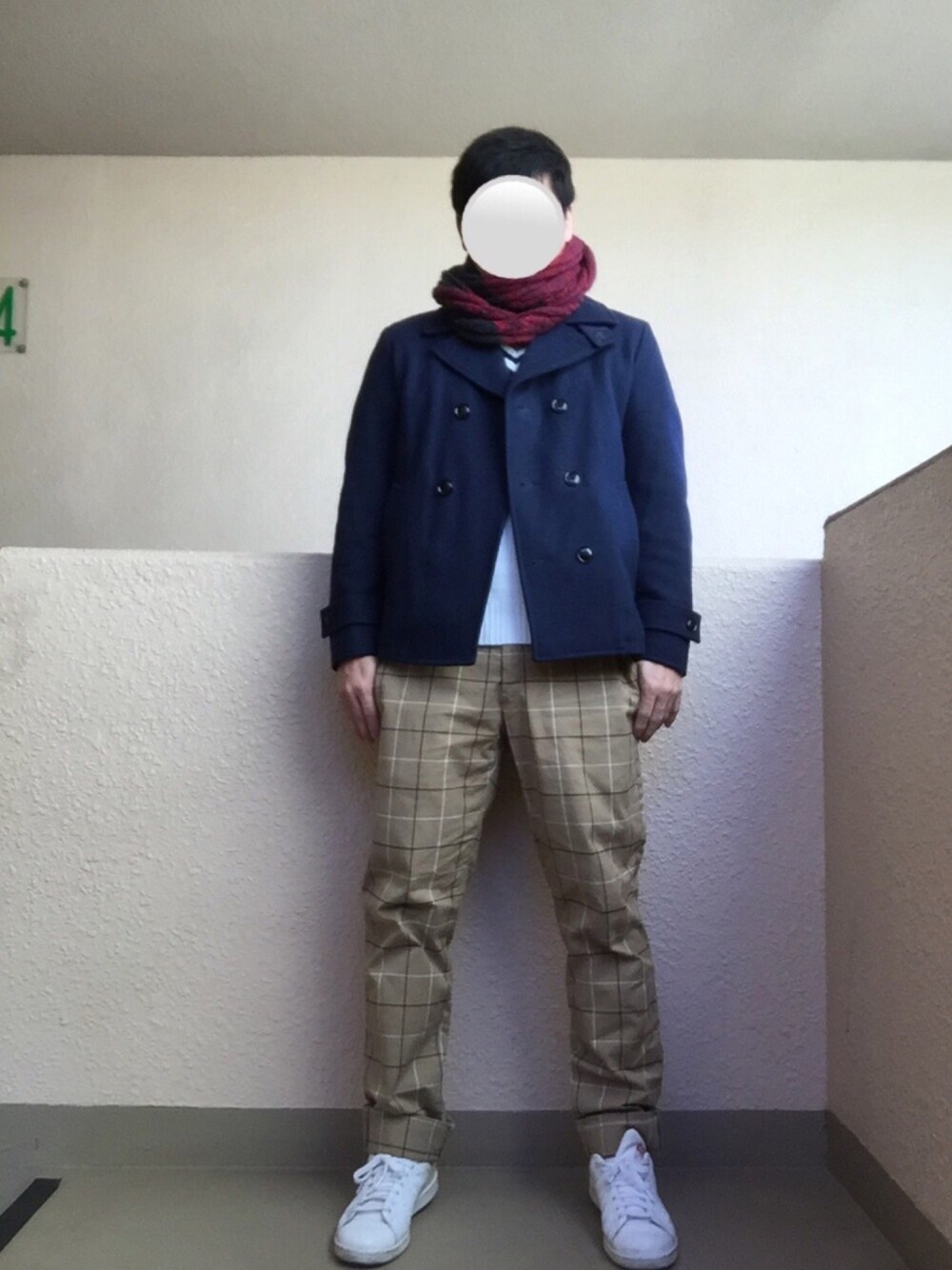 ブルー系のピーコート、ベージュ系のチノパンツ、ホワイト系のスニーカーを着用したメンズの冬コーディネートの1枚目の写真