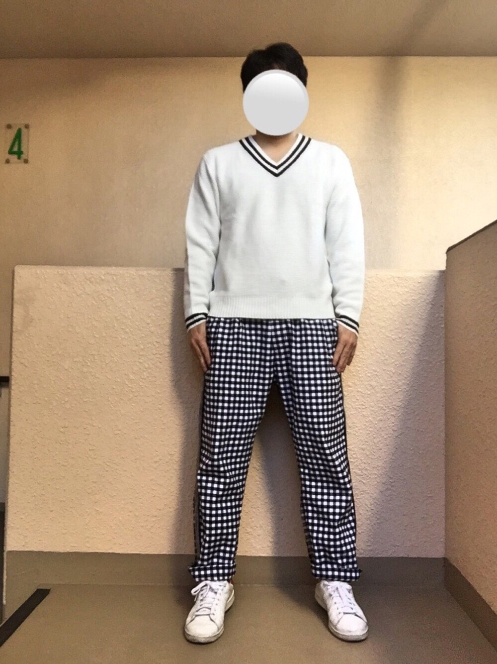「チェックパンツ、チルデンニット、スタンスミス、アダルトおカワたん部、オトナカジュアル、大人カジュアル、おしゃれさんと繋がりたい」｜「GUのアイテム（ニット/セーター、ホワイト系）」を使った、Ren Saitoさん（メンズ・168cm）の冬コーディネートの1枚目の写真