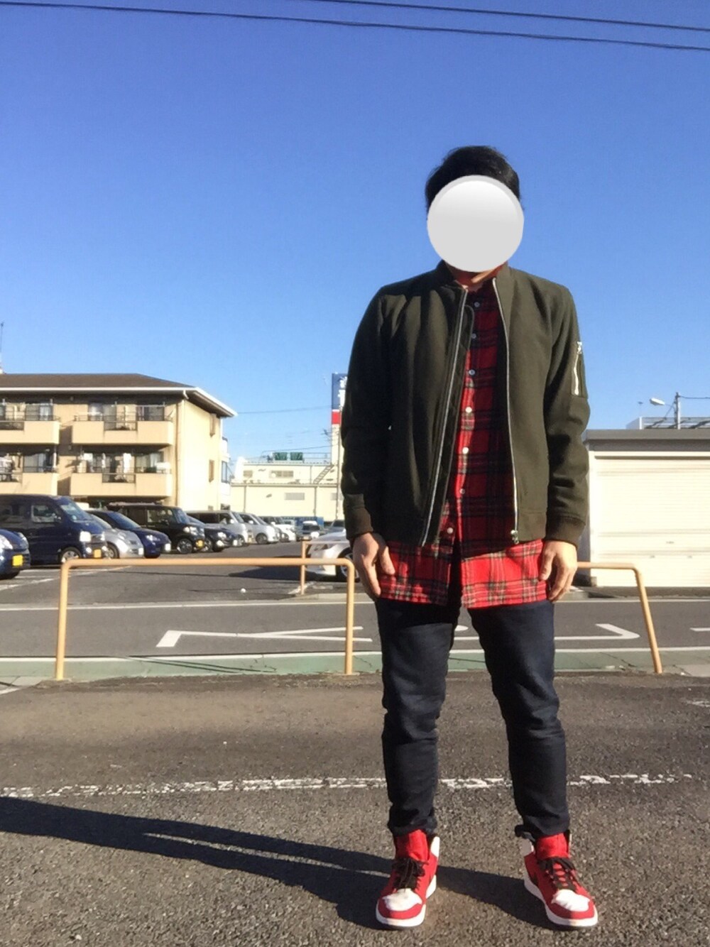 「チェックシャツ、MA-1、スキニーデニム、エアジョーダン、AIR JORDAN、アダルトおカワたん部、オトナカジュアル、大人カジュアル、おしゃれさんと繋がりたい」｜「RAGEBLUEの＜メリノウール使用＞MA-1/721398（MA-1、グリーン系）」を使った、Ren Saitoさん（メンズ・168cm）の冬コーディネートの1枚目の写真