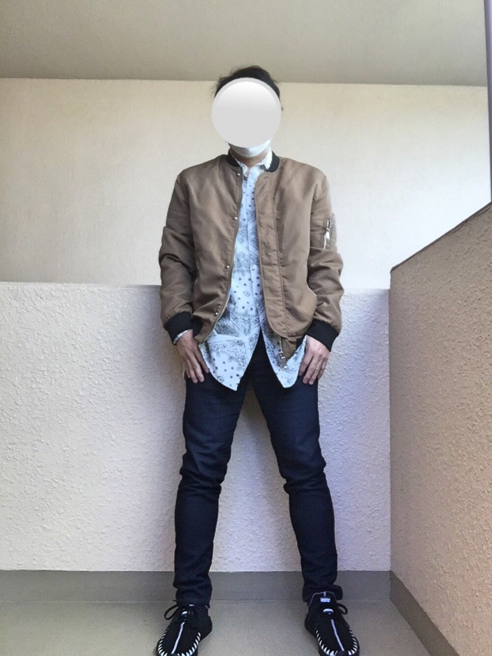 「NMD、NEIGHBORHOOD、adidas、adidas originals、MA-1、ペイズリー、オトナカジュアル、おしゃれさんと繋がりたい、大人カジュアル、アダルトおカワたん部」｜「adidas Originalsのアイテム（スニーカー、ブラック系）」を使った、Ren Saitoさん（メンズ・168cm）の春コーディネートの1枚目の写真