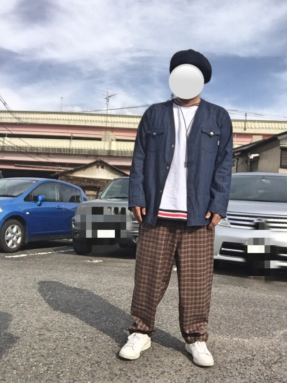 「ワイドパンツ、サルエルパンツ、チェックパンツ、シャツカーディガン、ベレー帽、オトナカジュアル、大人カジュアル、おしゃれさんと繋がりたい、アダルトおカワたん部」｜「Utilityのアイテム（ポロシャツ、ブルー系）」を使った、Ren Saitoさん（メンズ・168cm）の春コーディネートの1枚目の写真