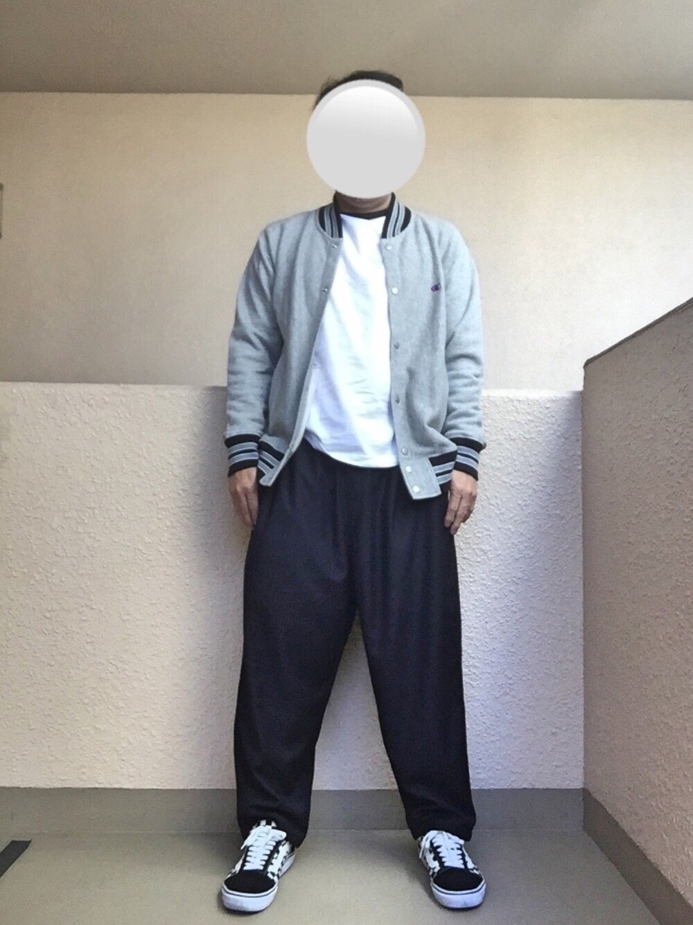 「ワイドパンツ、ブルゾン、チェッカーフラッグ、オトナカジュアル、大人カジュアル、おしゃれさんと繋がりたい、アダルトおカワたん部」｜「Championのリバースウィーブ　スウェットジャケット／チャンピオン／ＣＨＡＭＰＩＯＮ／フラッシュリポート／ＦＬＡＳＨ　ＲＥＰＯＲＴ（ブルゾン、グレー系）」を使った、Ren Saitoさん（メンズ・168cm）の春コーディネートの1枚目の写真
