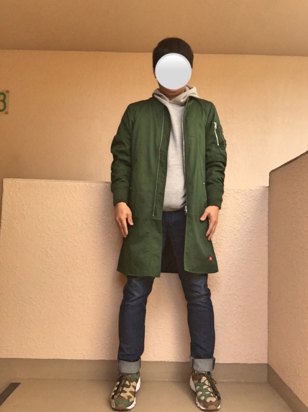「MA-1、ロングMA-1、パーカー、スキニーデニム、カモフラ、ゲルマイ、オトナカジュアル、大人カジュアル、おしゃれさんと繋がりたい、アダルトおカワたん部」｜「DickiesのTCツイルロングMA1ジャケット（MA-1、グリーン系）」を使った、Ren Saitoさん（メンズ・168cm）の春コーディネートの1枚目の写真