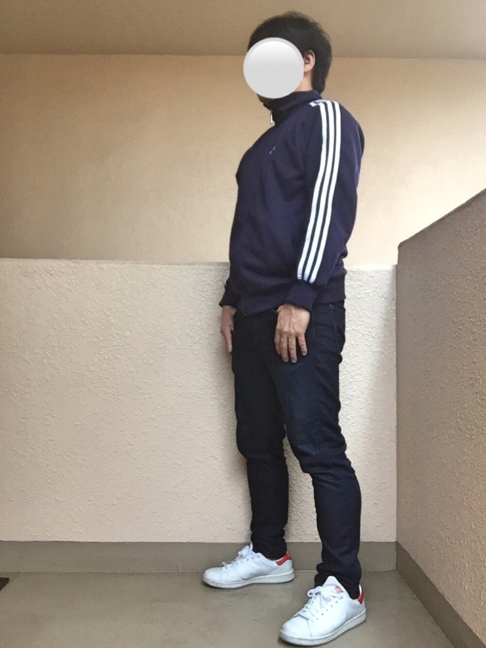 「白スニーカー、白いスニーカー、スタンスミス、ジャージ、adidas、オトナカジュアル、大人カジュアル、おしゃれさんと繋がりたい、アダルトおカワたん部」｜「adidasのジャージジャケット adidas 24/7 ウォームアップ ジャージジャケット CD2881（ジャージ、ブルー系）」を使った、Ren Saitoさん（メンズ・168cm）の春コーディネートの1枚目の写真