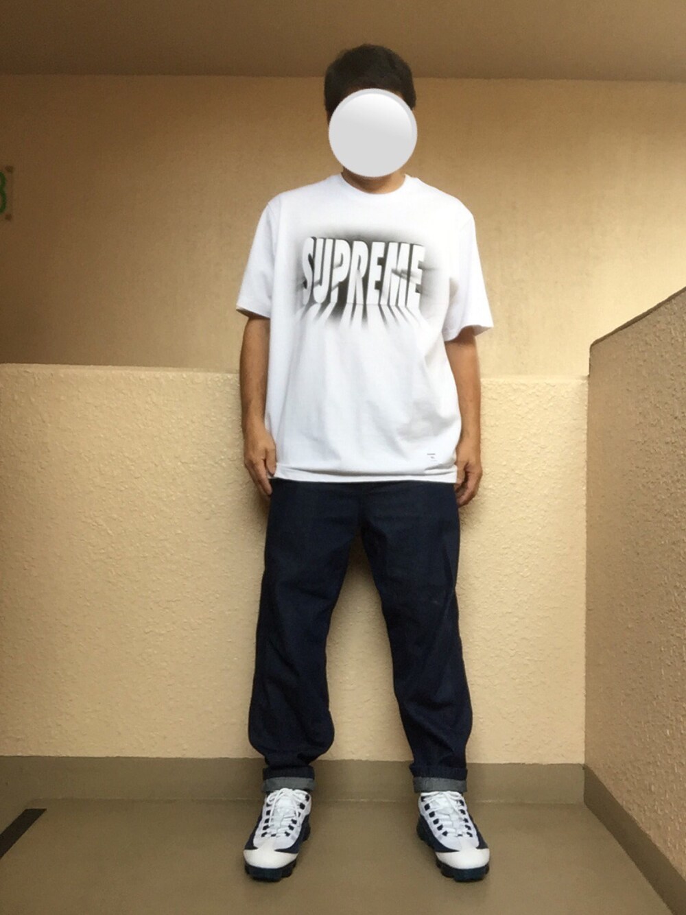 「ビッグシルエット、ビッグT、ダボパン、エアマックス、AIR MAX、オトナカジュアル、大人カジュアル、おしゃれさんと繋がりたい、アダルトおカワたん部」｜「Supreme のアイテム（Tシャツ/カットソー、ホワイト系）」を使った、Ren Saitoさん（メンズ・168cm）の秋コーディネートの1枚目の写真