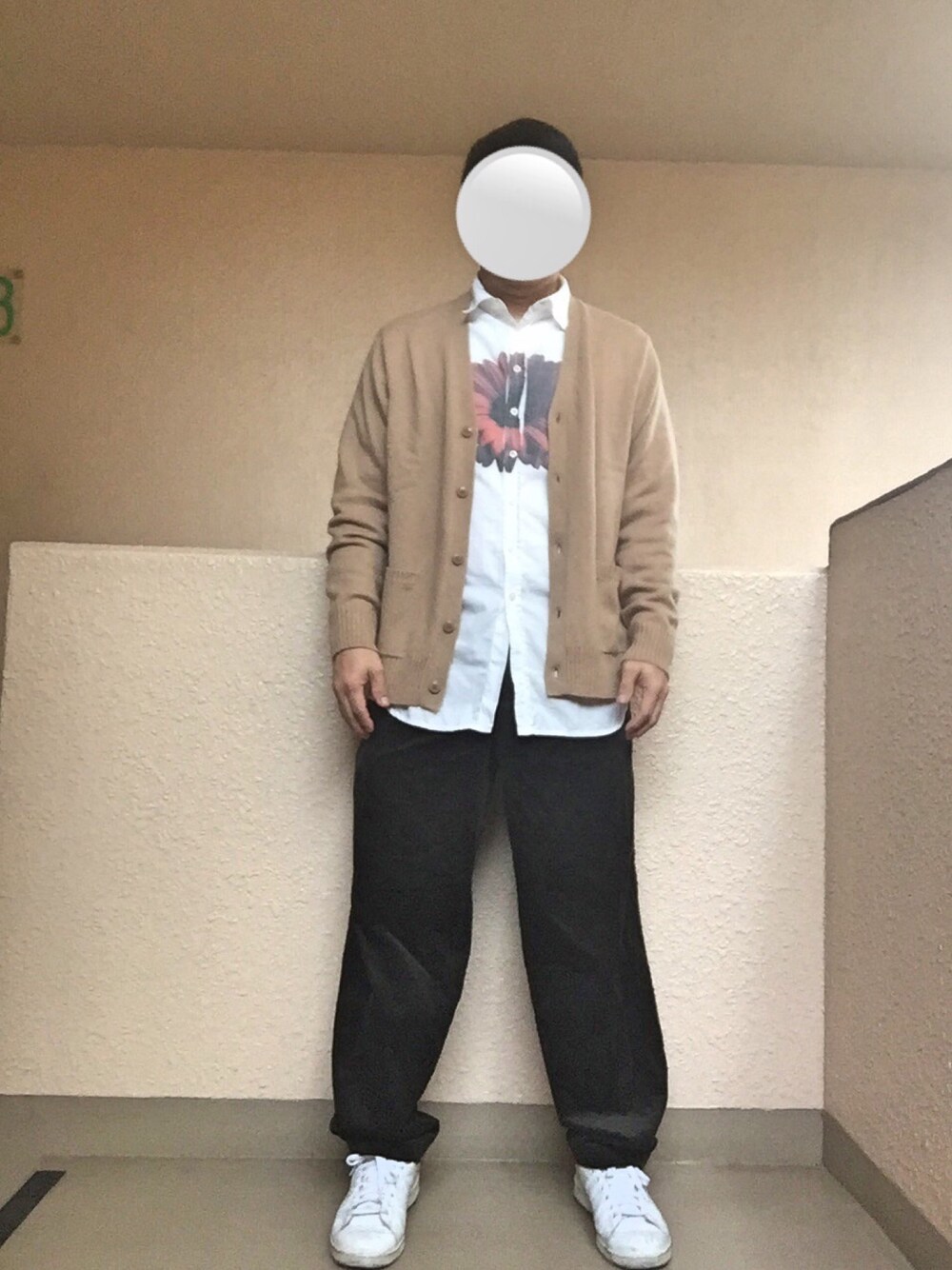 「カーゴパンツ、コーデュロイパンツ、花柄、カーキ、カーディガン、コーデュロイ、オトナカジュアル、大人カジュアル、おしゃれさんと繋がりたい、アダルトおカワたん部」｜「CIAOPANICの変形コーデュロイパンツ（その他パンツ、グリーン系）」を使った、Ren Saitoさん（メンズ・168cm）の秋コーディネートの1枚目の写真