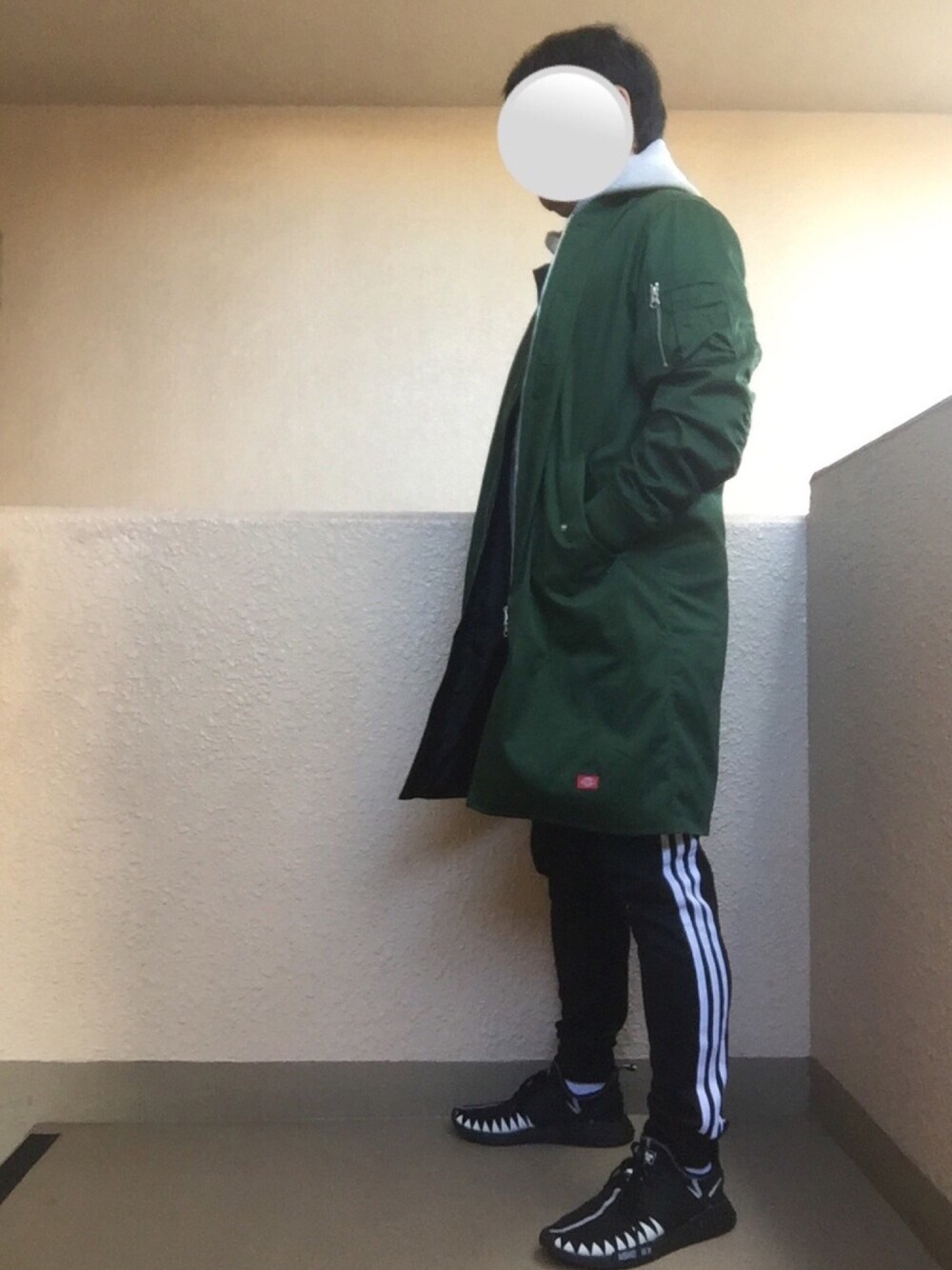 「ラインパンツ、トラックパンツ、NMD、MA-1、ロングMA-1、グリーン、オトナカジュアル、大人カジュアル、おしゃれさんと繋がりたい、アダルトおカワたん部」｜「adidasのトラックパンツ [SST TRACK PANTS] アディダスオリジナルス ジャージ（スウェットパンツ、ブラック系）」を使った、Ren Saitoさん（メンズ・168cm）の秋コーディネートの1枚目の写真