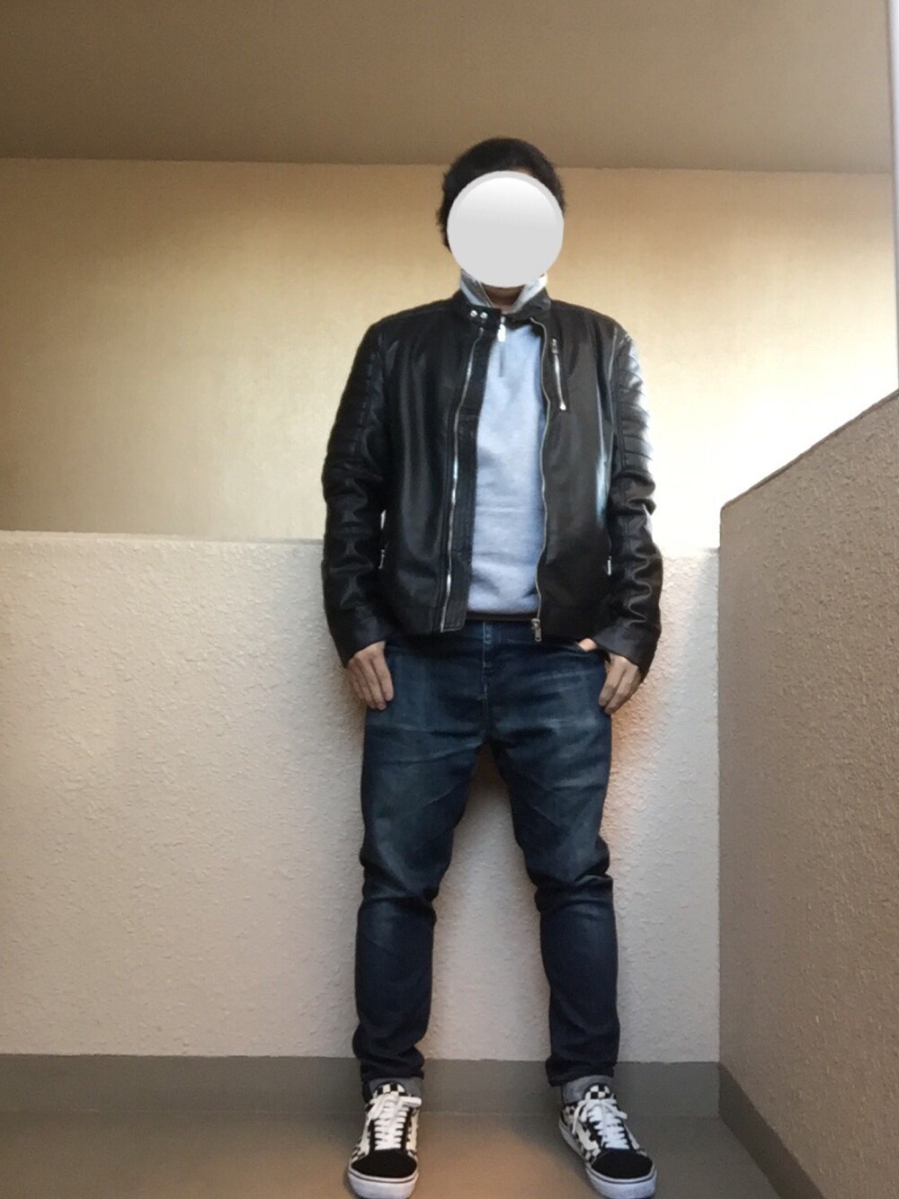 「ライダース、ライダースジャケット、ジップ、オールドスクール、チェッカーフラッグ、オトナカジュアル、おしゃれさんと繋がりたい、大人カジュアル、アダルトおカワたん部」｜「H&Mのアイテム（ライダースジャケット、ブラック系）」を使った、Ren Saitoさん（メンズ・168cm）の冬コーディネートの1枚目の写真