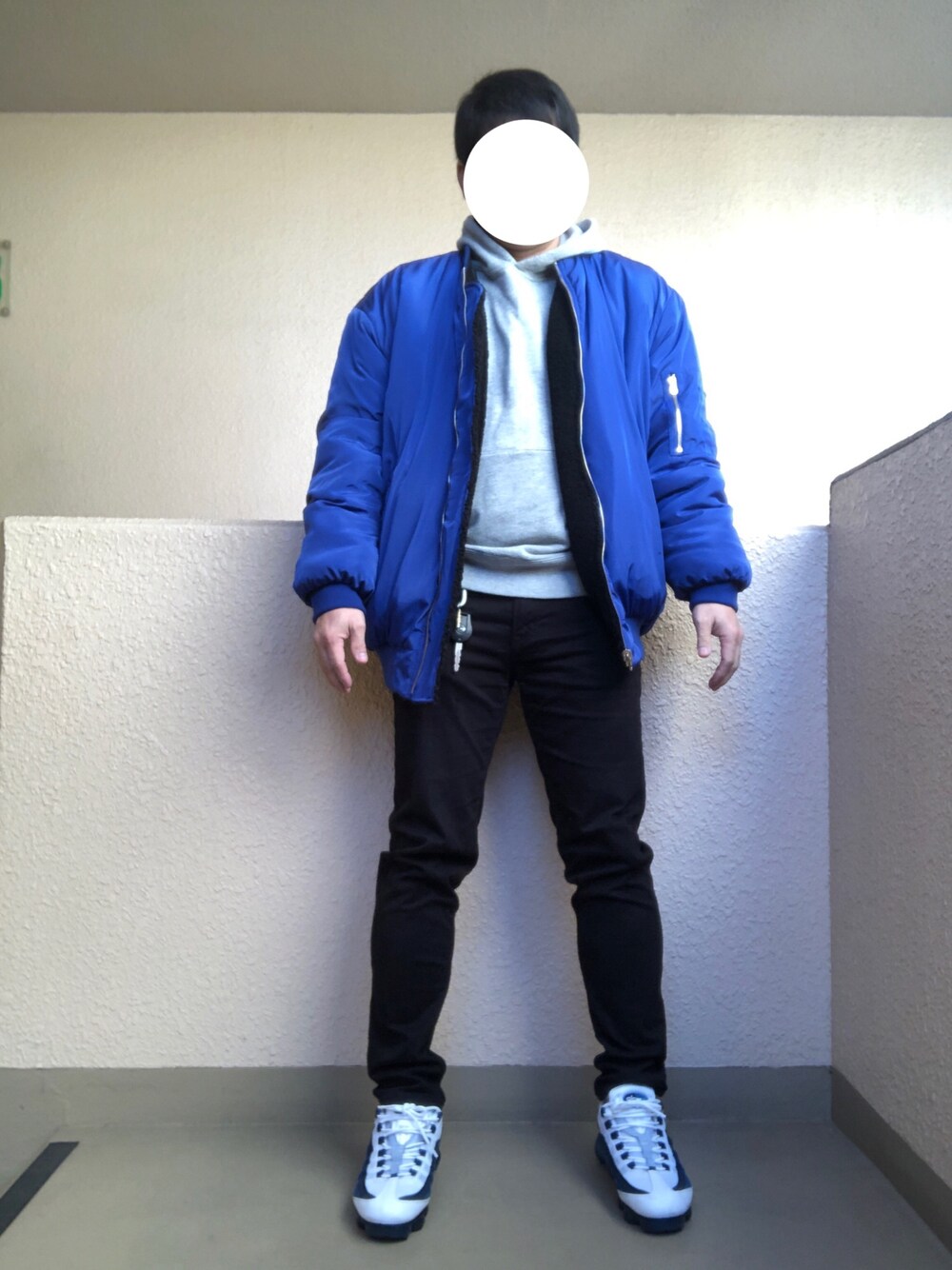 「ビッグシルエット、MA-1、パーカー、ブルー、エアマックス、AIR MAX、オトナカジュアル、おしゃれさんと繋がりたい、大人カジュアル、アダルトおカワたん部」｜「CASPER JOHN AIVERのCASPER JOHN AIVER　ボアリバーシブルビッグMA-1（MA-1、ブルー系）」を使った、Ren Saitoさん（メンズ・168cm）の冬コーディネートの1枚目の写真