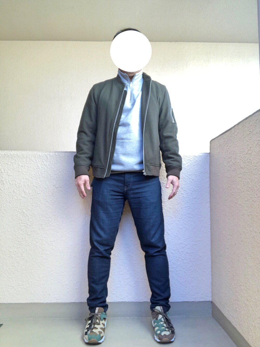 「ハーフジップ、MA-1、ゲルマイ、カモフラ、カーキ、オトナカジュアル、おしゃれさんと繋がりたい、大人カジュアル、アダルトおカワたん部」｜「H&Mのアイテム（スウェット、グレー系）」を使った、Ren Saitoさん（メンズ・168cm）の冬コーディネートの1枚目の写真