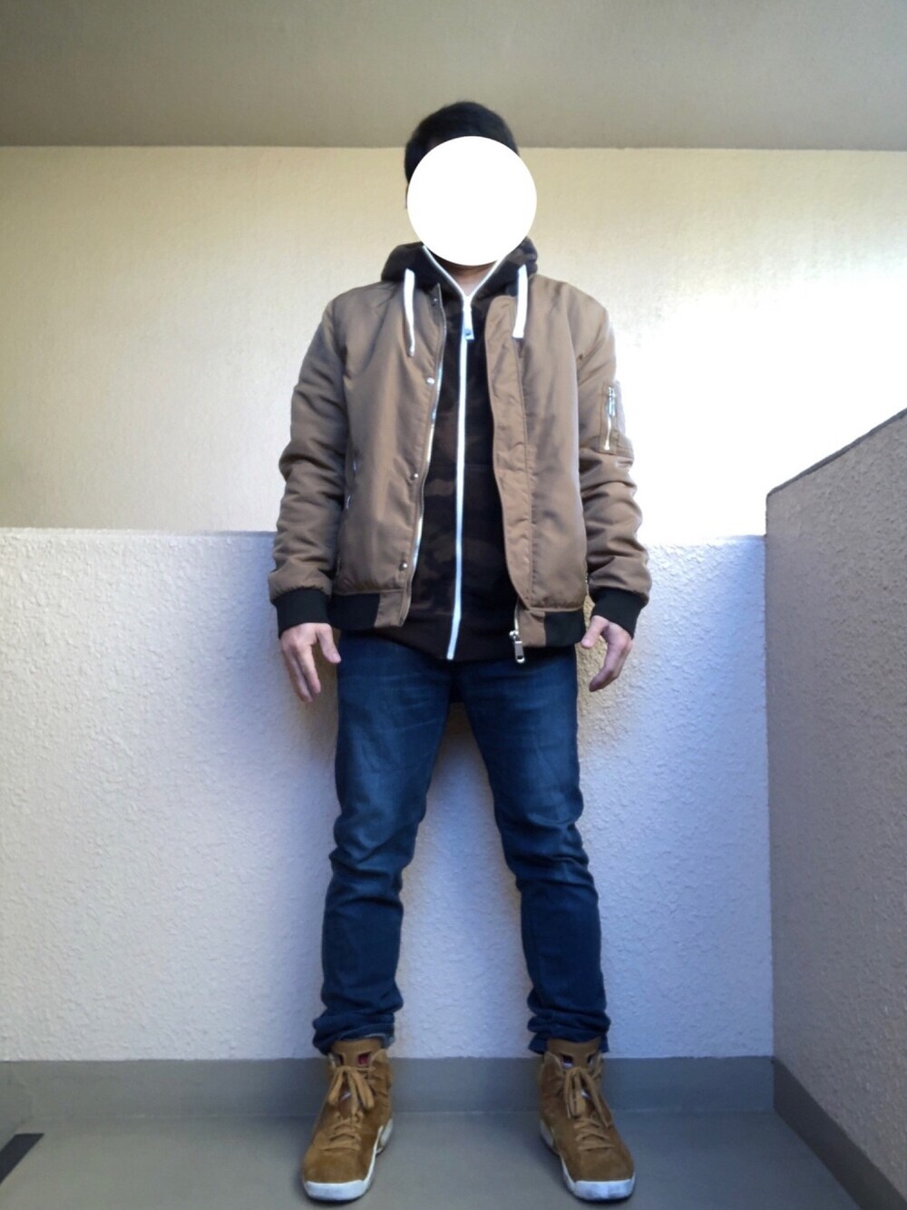 「MA-1、パーカー、カモフラ、エアジョーダン、AIR JORDAN、オトナカジュアル、おしゃれさんと繋がりたい、大人カジュアル、アダルトおカワたん部」｜「H&Mのアイテム（ミリタリージャケット、ゴールド系）」を使った、Ren Saitoさん（メンズ・168cm）の冬コーディネートの1枚目の写真