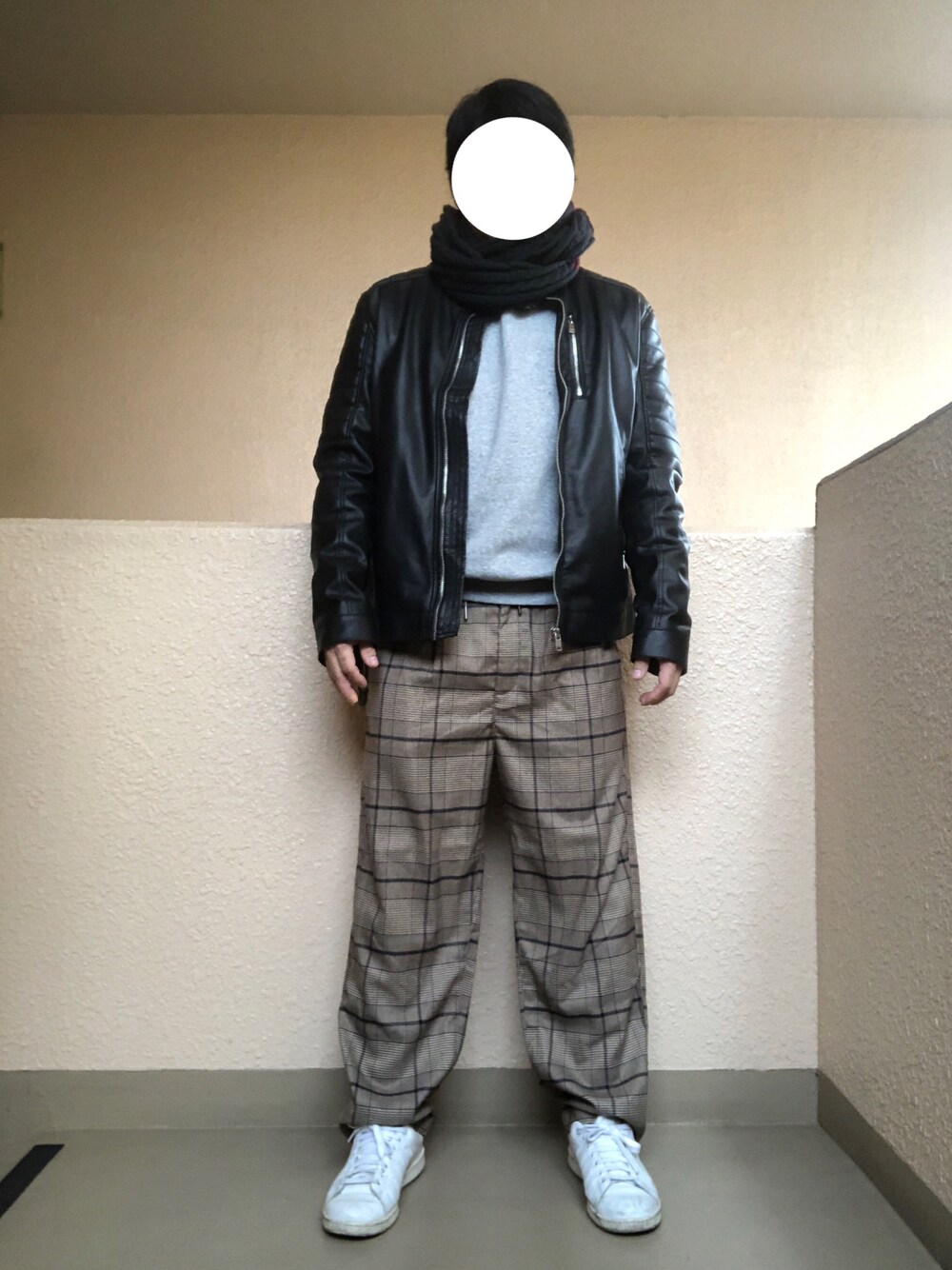 「チェックパンツ、ライダース、シングルライダース、スタンスミス、オトナカジュアル、おしゃれさんと繋がりたい、大人カジュアル、アダルトおカワたん部」｜「no brandのアイテム（チノパンツ、ベージュ系）」を使った、Ren Saitoさん（メンズ・168cm）の冬コーディネートの1枚目の写真