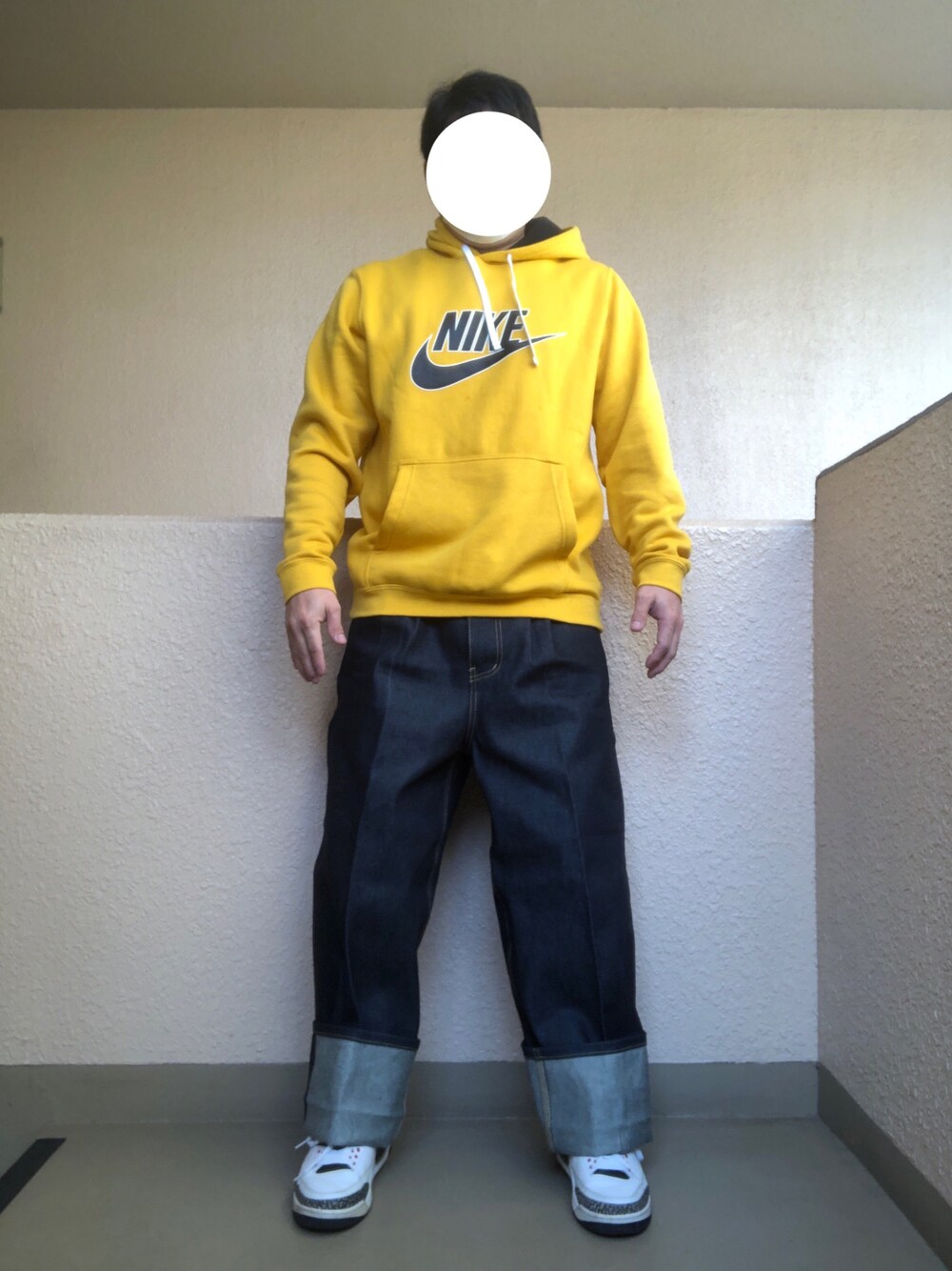 「ロールアップ、ドカンパンツ、ボンタンパンツ、パーカー、エアジョーダン、AIR JORDAN、オトナカジュアル、おしゃれさんと繋がりたい、大人カジュアル、アダルトおカワたん部」｜「antiquaのワンウォッシュデニム（その他パンツ、ブルー系）」を使った、Ren Saitoさん（メンズ・168cm）の春コーディネートの1枚目の写真