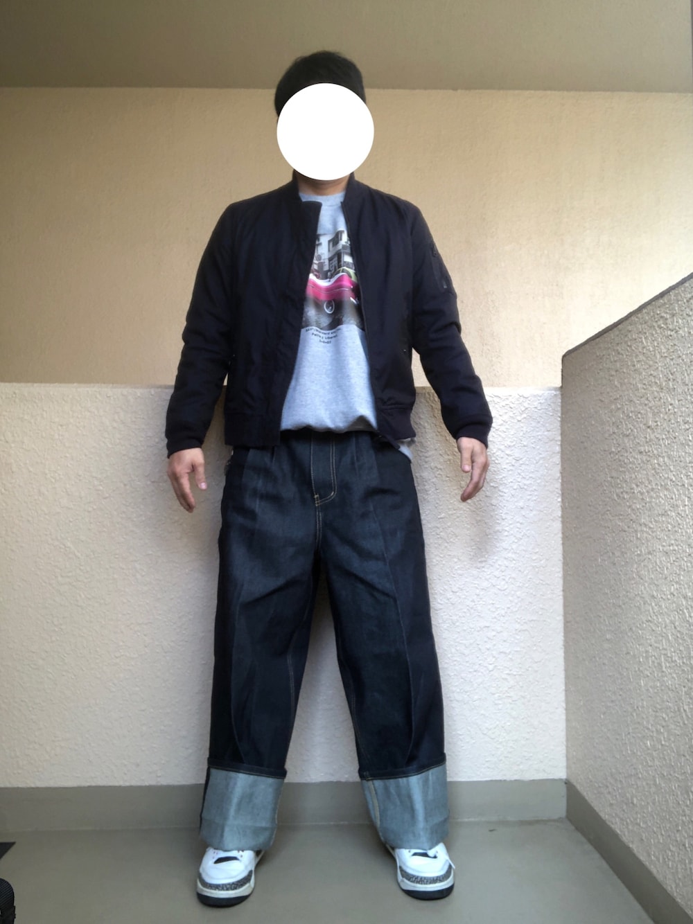 「ワイドパンツ、ワイドデニム、ドカンパンツ、MA-1、スウェット、オトナカジュアル、おしゃれさんと繋がりたい、大人カジュアル、アダルトおカワたん部」｜「antiquaのワンウォッシュデニム（その他パンツ、ブルー系）」を使った、Ren Saitoさん（メンズ・168cm）の春コーディネートの1枚目の写真