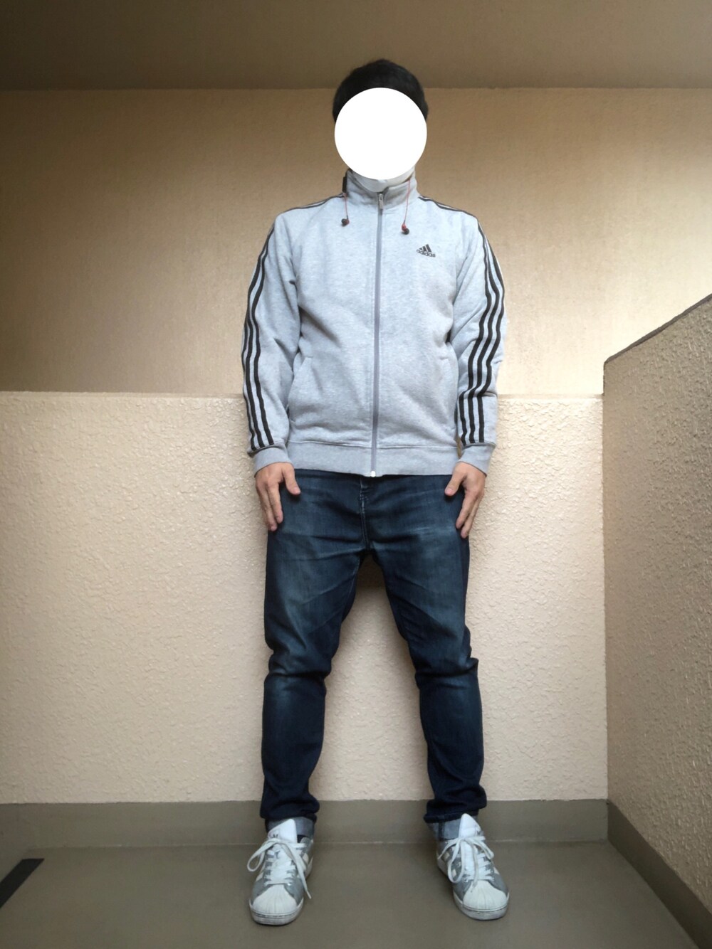 「トラックジャケット、ジャージ、アディダス、adidas、スーパースター、オトナカジュアル、大人カジュアル、おしゃれさんと繋がりたい、アダルトおカワたん部」｜「adidasのアイテム（その他アウター、グレー系）」を使った、Ren Saitoさん（メンズ・168cm）の春コーディネートの1枚目の写真