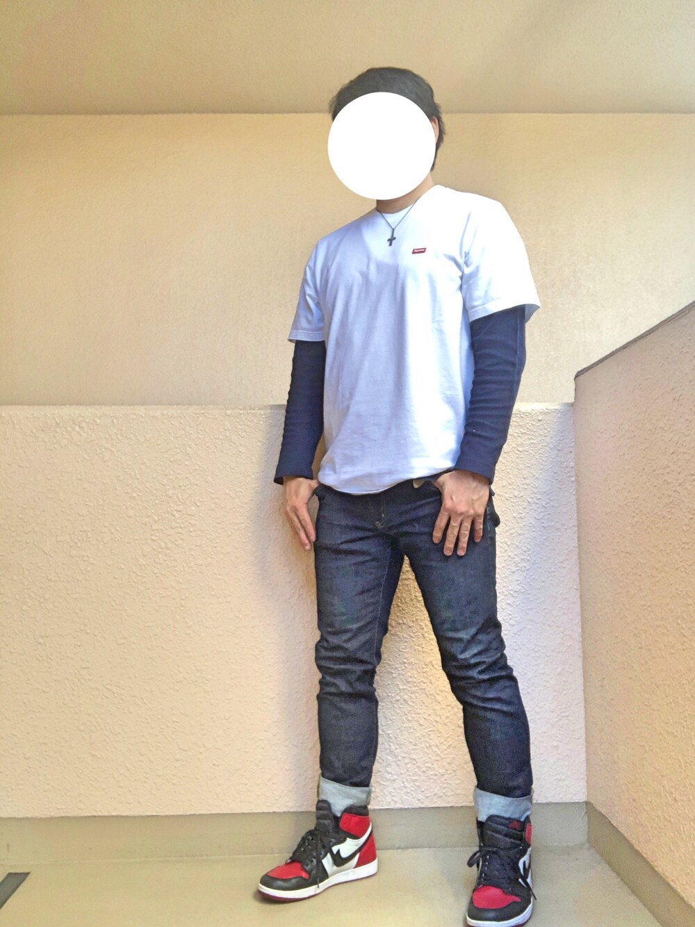 「ボックスロゴ、BOXLOGO、エアジョーダン、AIR JORDAN、ビッグシルエット、レイヤードスタイル、オトナカジュアル、おしゃれさんと繋がりたい、大人カジュアル、アダルトおカワたん部」｜「Supreme のアイテム（Tシャツ/カットソー、ホワイト系）」を使った、Ren Saitoさん（メンズ・168cm）の春コーディネートの1枚目の写真