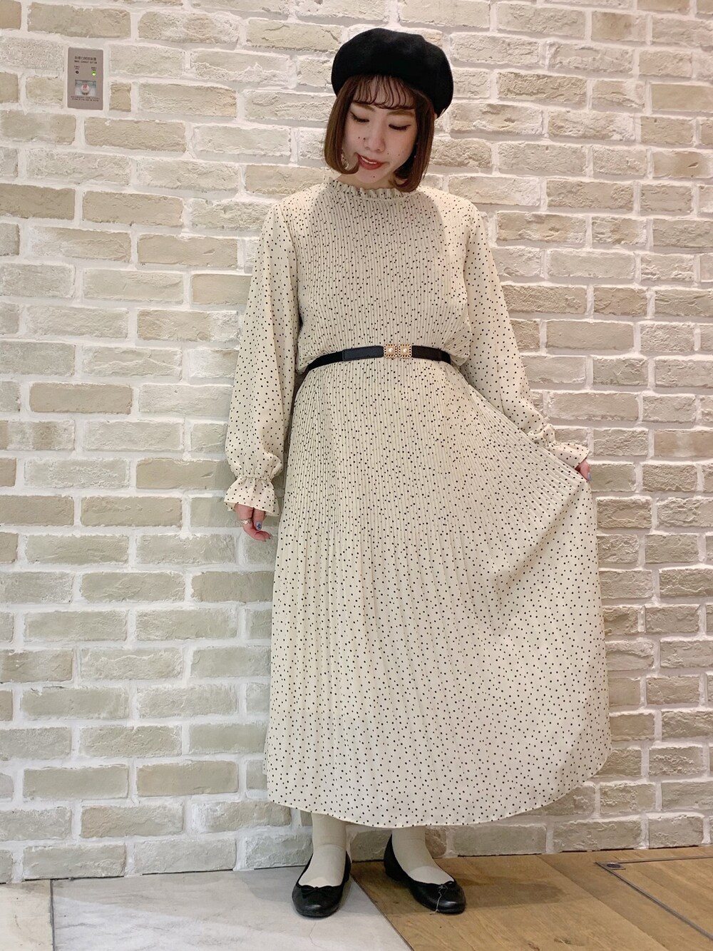 シルバー系のワンピース/ドレス、ブラック系のバレエシューズ、ブラック系のベルトを着用したレディースの冬コーディネートの1枚目の写真