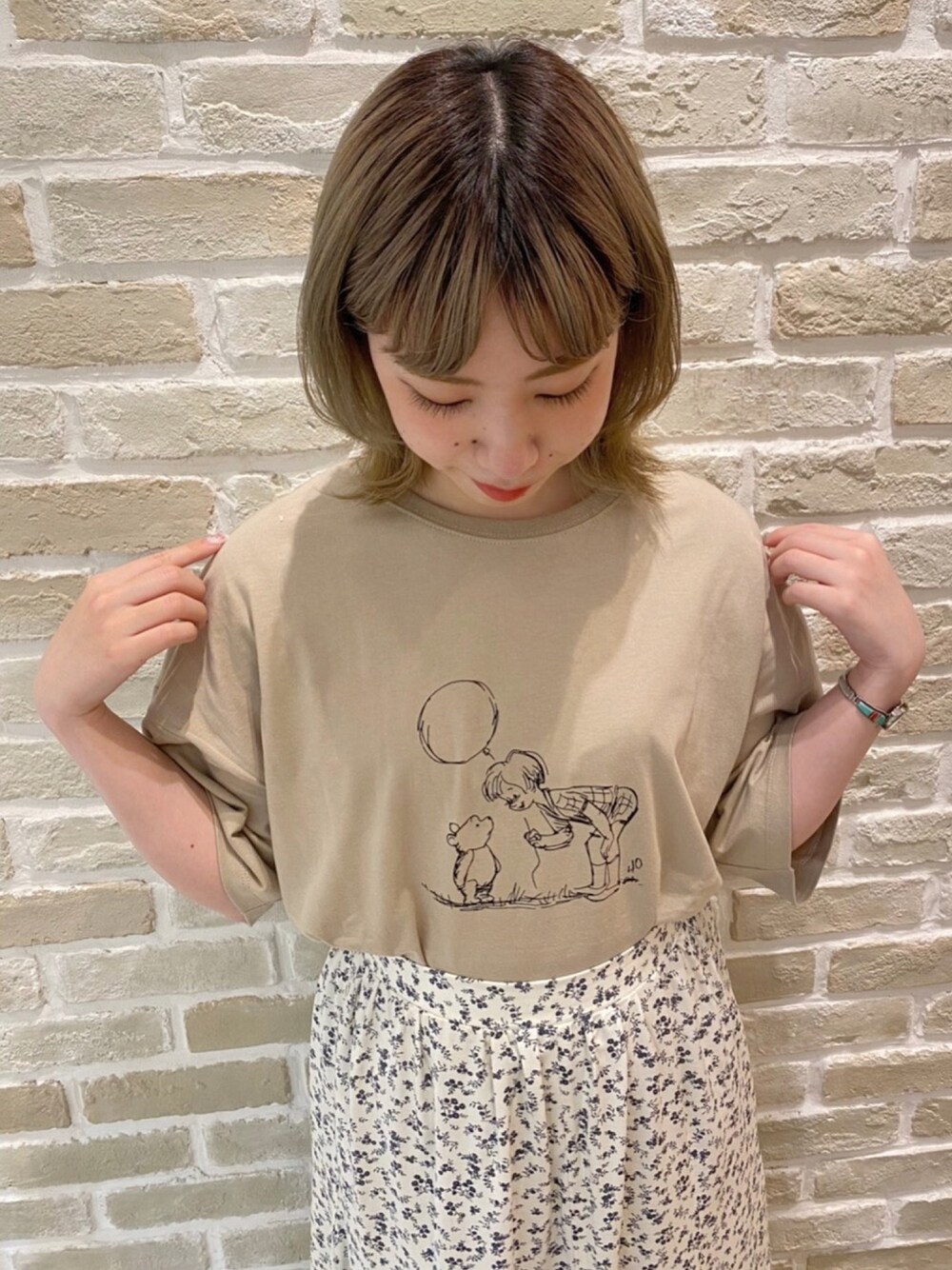 ベージュ系のTシャツ/カットソー、ホワイト系のスカートを着用したレディースの春コーディネートの1枚目の写真