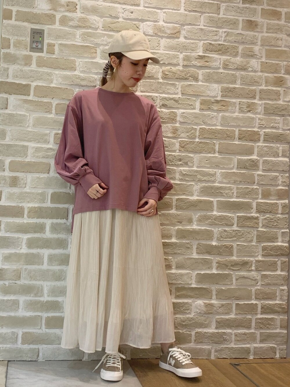 パープル系のTシャツ/カットソー、ホワイト系のスカート、ベージュ系のスニーカーを着用したレディースの夏コーディネートの1枚目の写真