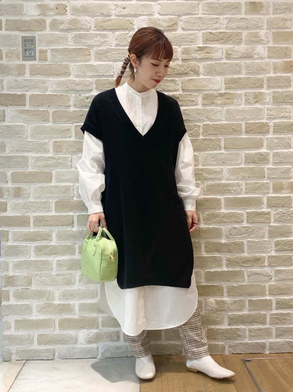 ブラック系のワンピース、その他のその他パンツ、ベージュ系のシューズを着用したレディースの春コーディネートの1枚目の写真