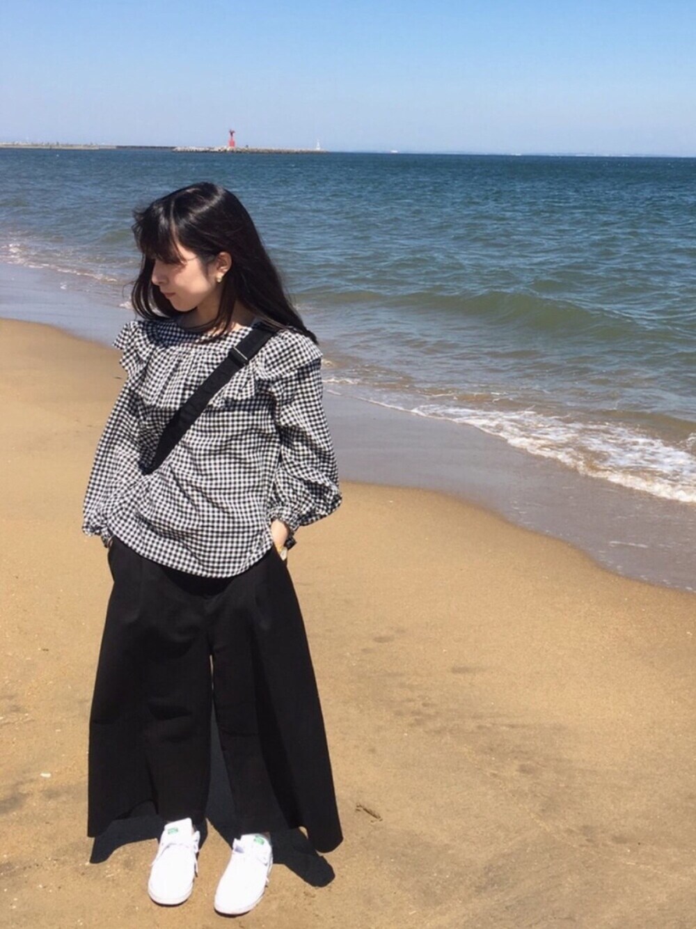 「春コーデ、ギンガムチェック、ザラジョ、スタンスミス、白スニーカー、モノトーン、ポーター、ZARA、ギンガムチェックシャツ」｜「ZARAのアイテム（トップス、ブラック系）」を使った、のかさん（レディース・153cm）の春コーディネートの1枚目の写真